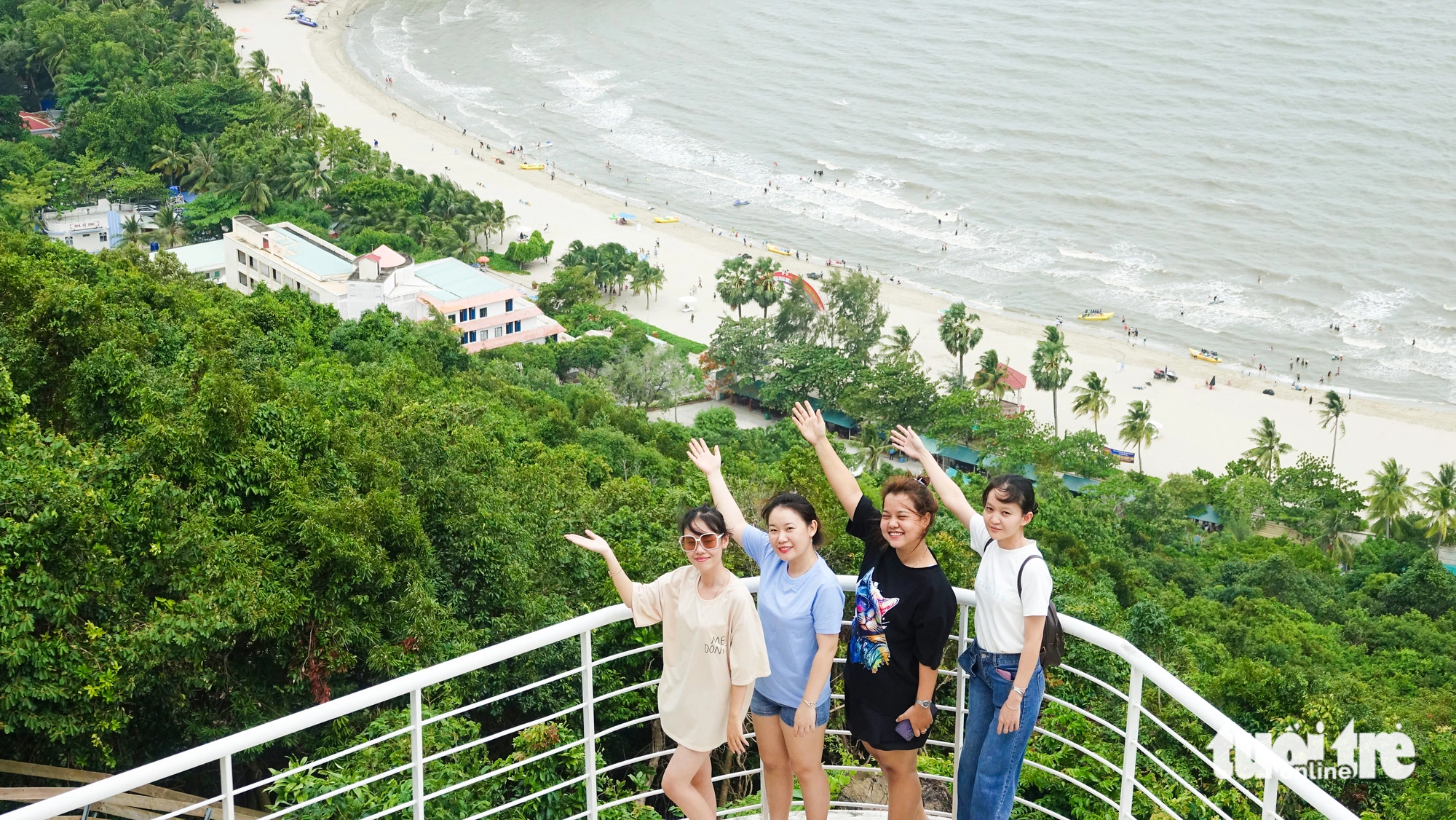 Cảnh đẹp, món ngon ở Hà Tiên ‘níu chân’ du khách Campuchia- Ảnh 1. Bãi biển Mũi Nai với dãy cát trắng mịn màng thu hút nhiều du khách đến tham quan - Ảnh: CHÍ CÔNG