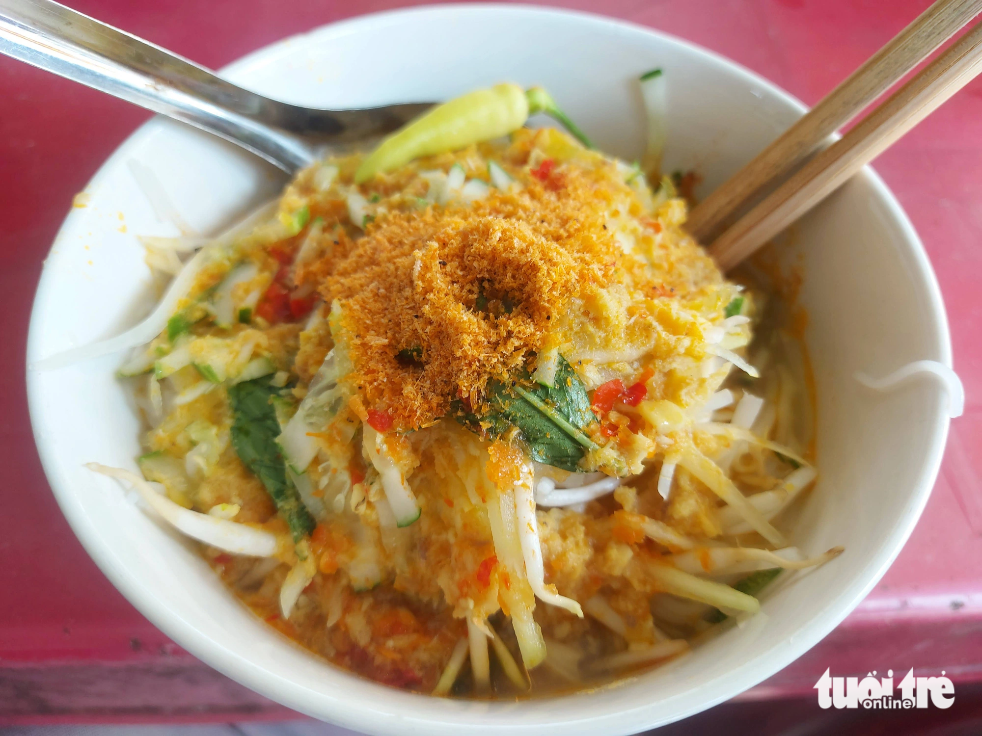 Cảnh đẹp, món ngon ở Hà Tiên ‘níu chân’ du khách Campuchia- Ảnh 3. Bún kèn - món ăn đặc trưng ở TP Hà Tiên mà du khách đến chơi không thể bỏ qua - Ảnh: CHÍ CÔNG