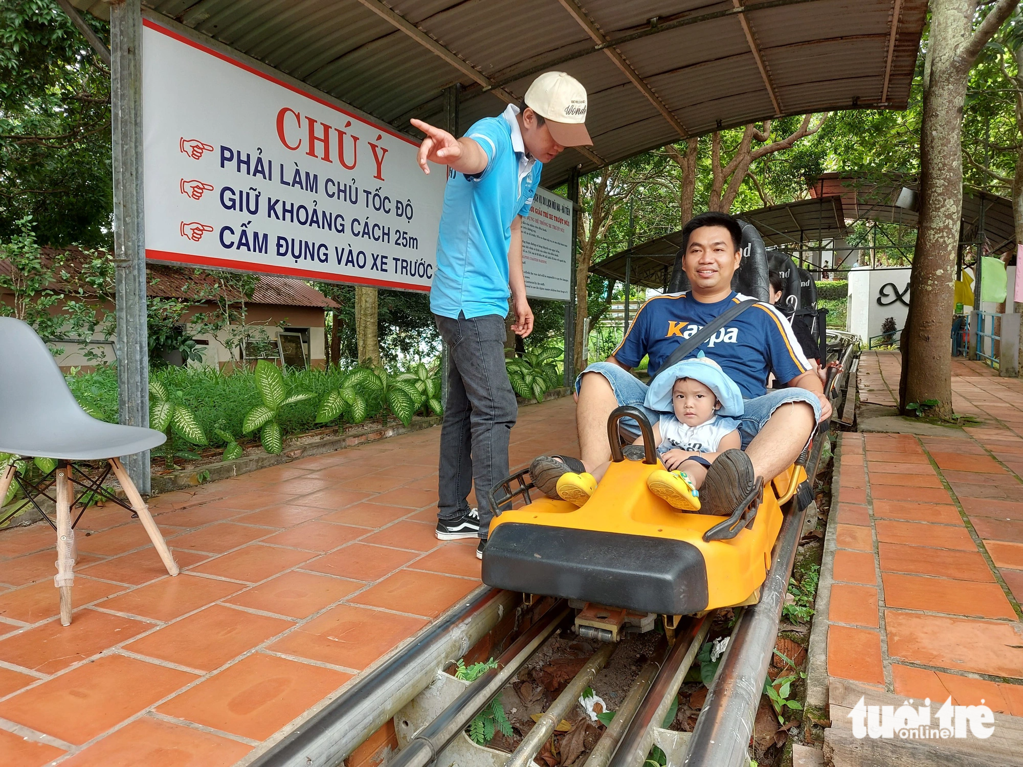 Cảnh đẹp, món ngon ở Hà Tiên ‘níu chân’ du khách Campuchia- Ảnh 4. Du khách chơi xe trượt khám phá cung đường rừng với nhiều cảnh đẹp thiên nhiên còn hoang sơ ở TP Hà Tiên - Ảnh: CHÍ CÔNG