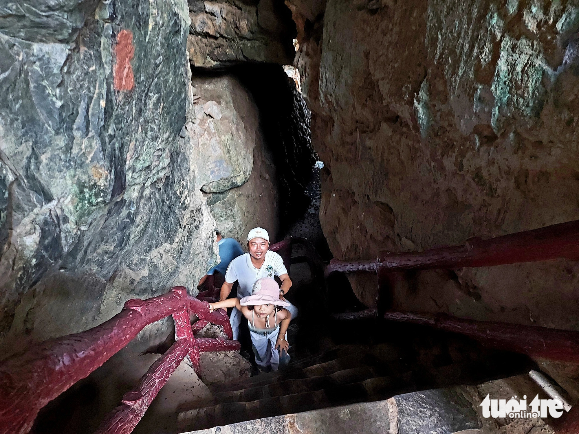 Cảnh đẹp, món ngon ở Hà Tiên ‘níu chân’ du khách Campuchia- Ảnh 5. Khách du lịch khám phá Thạch Động ở TP Hà Tiên - Ảnh: CHÍ CÔNG
