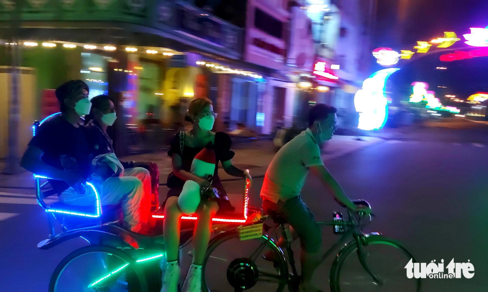 Cảnh đẹp, món ngon ở Hà Tiên ‘níu chân’ du khách Campuchia- Ảnh 7. Khách du lịch ngồi xe lôi điện tham quan TP Hà Tiên về đêm - Ảnh: CHÍ CÔNG