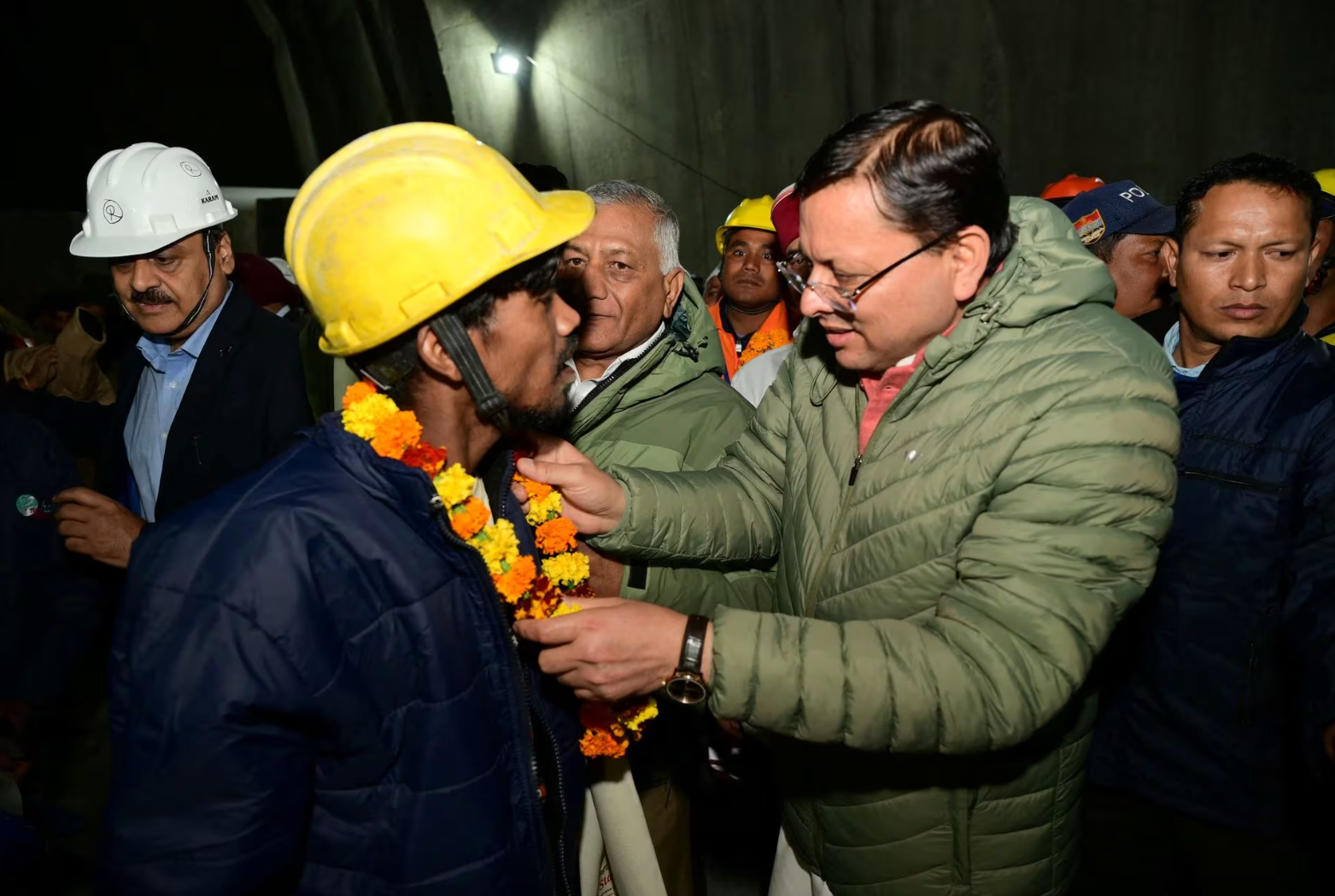 Pushkar Singh Dhami, Thủ hiến bang Uttarakhand, chào đón một công nhân được giải cứu khỏi đường hầm vào ngày 28-11-2023 - Ảnh: REUTERS Ông Pushkar Singh Dhami, thủ hiến bang Uttarakhand, chào đón một công nhân được giải cứu khỏi đường hầm vào ngày 28-11-2023 - Ảnh: REUTERS