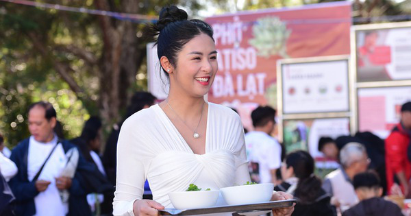 Thưởng thức phở hai tô, phở ngô, phở vịt quay đồng giá 40 nghìn đồng tạo Lễ hội Ngày của Phở 2025 - Ảnh 3.