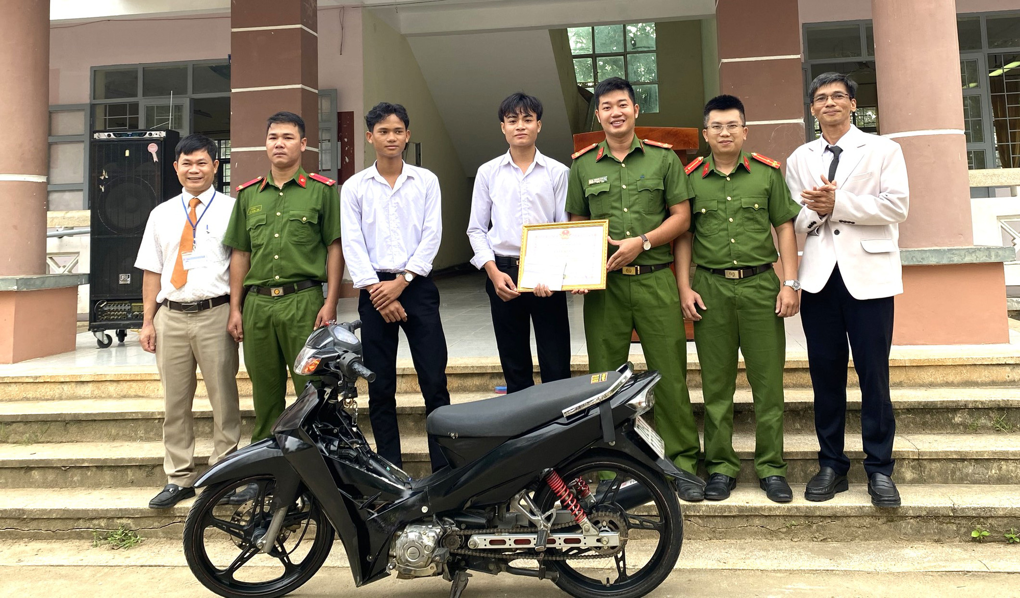 Lãnh đạo thị trấn Hai Riêng trao giấy khen cho em Kpắ Y Sem ở Trường THPT Nguyễn Du, thị trấn Hai Riêng đã phát hiện, bất giữ đối tượng trộm cắp xe máy trên địa bàn - Ảnh: Công an cung cấp Lãnh đạo Công an thị trấn Hai Riêng trao giấy khen cho Kpắ Y Sem là học sinh ở Trường THPT Nguyễn Du, thị trấn Hai Riêng, đã phát hiện và tham gia bắt kẻ trộm xe máy trên địa bàn - Ảnh: Công an cung cấp