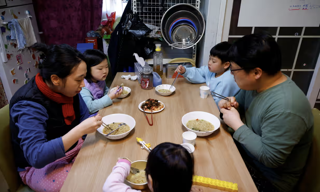 Một gia đình Hàn Quốc đang dùng bữa - Ảnh: REUTERS Một gia đình Hàn Quốc đang dùng bữa - Ảnh: REUTERS