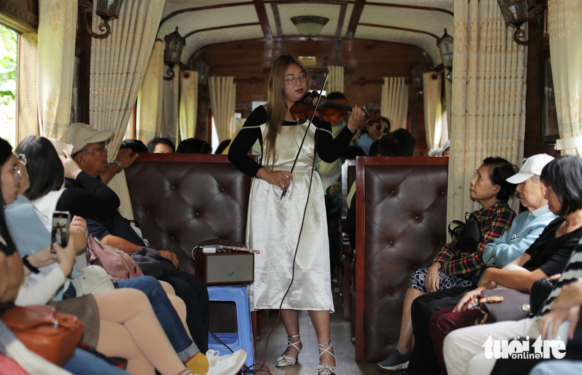 Thưởng thức âm nhạc trên chuyến tàu cổ từ ga Đà Lạt- Ảnh 2.