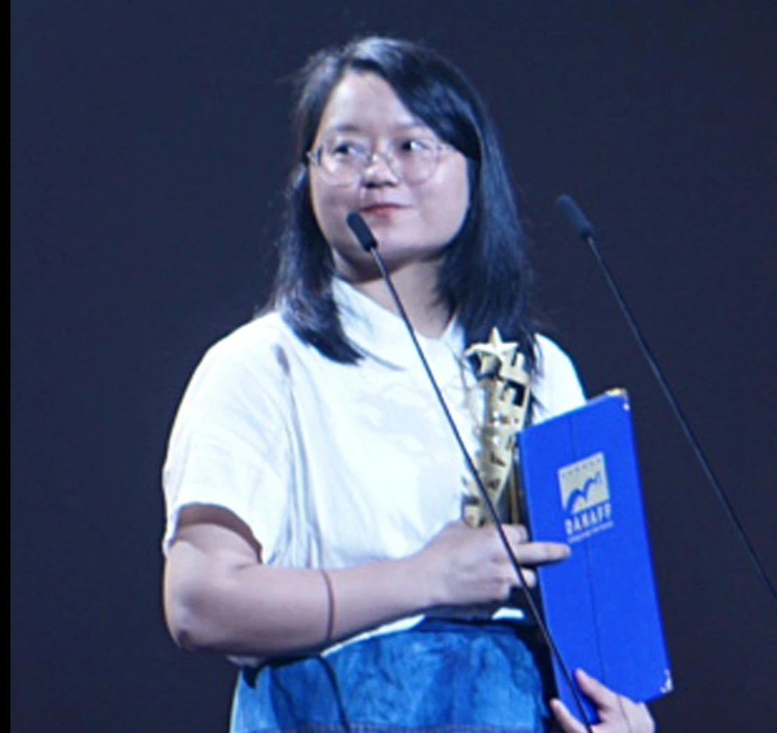 Đạo diễn Hà Lệ Diễm nhận giải phim châu Á xuất sắc nhất cho phim Những đứa trẻ trong sương tại Liên hoan phim châu Á Đà Nẵng lần thứ nhất - Ảnh: TRẦN MẶC Đạo diễn Hà Lệ Diễm nhận giải phim châu Á xuất sắc nhất cho phim Những đứa trẻ trong sương tại Liên hoan phim châu Á Đà Nẵng lần thứ nhất - Ảnh: TRẦN MẶC