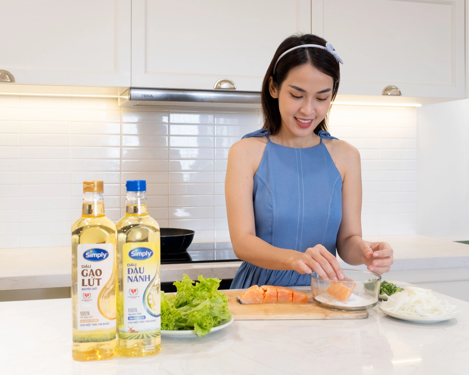 Cách các chị đẹp 'Đạp gió rẽ sóng' Phương Vy, Tú Vi đầu tư sức khỏe trái tim- Ảnh 2. Tú Vi chú trọng đến thành phần nguyên liệu của dầu ăn - Ảnh: NVCC