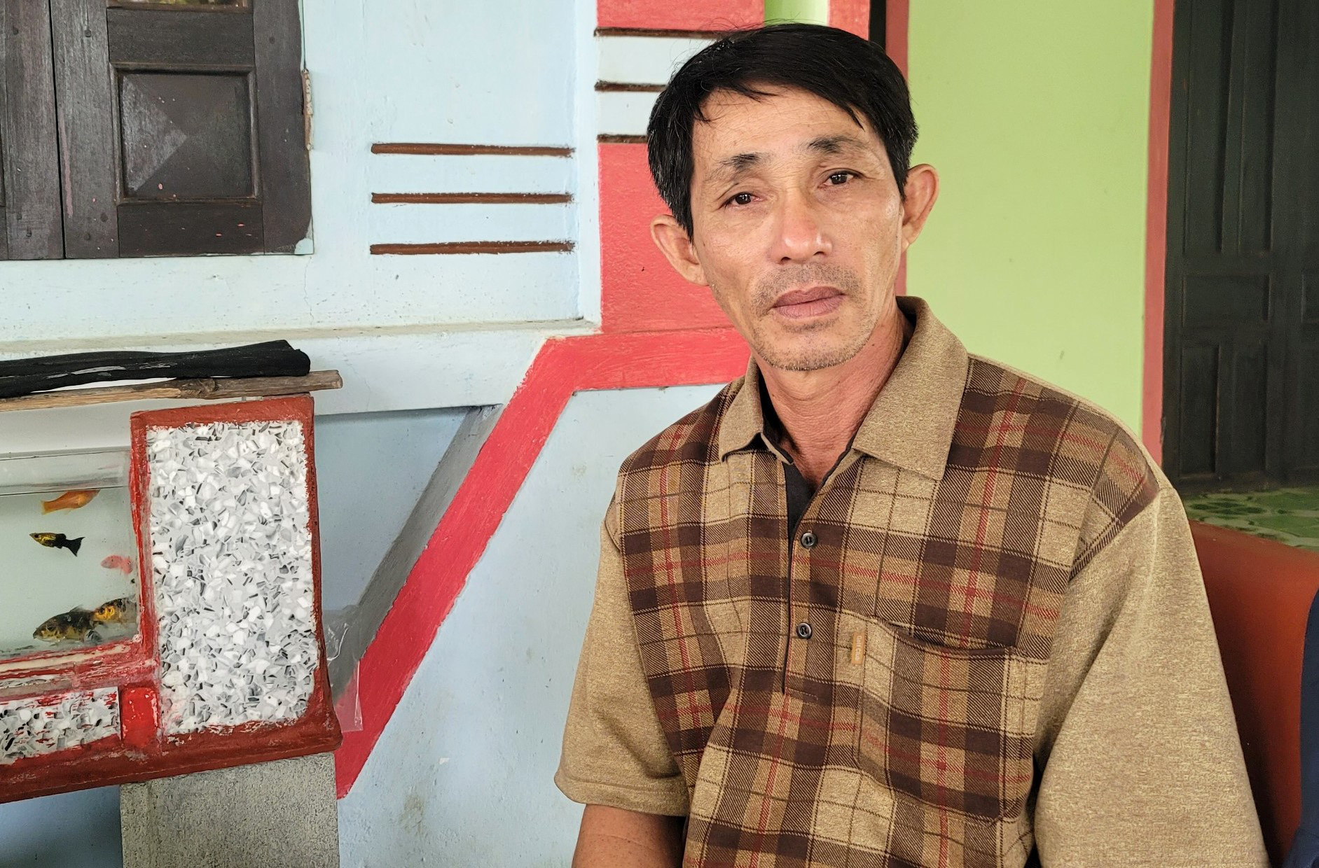 Ông Trần Văn Hiệp (chủ tàu cá PY Ông Trần Văn Hiệp (chủ tàu cá PY-96121-TS) bàng hoàng khi hay tin phương tiện và người cháu họ của mình gặp nạn trên vùng biển tỉnh Khánh Hòa - Ảnh: NGUYỄN HOÀNG