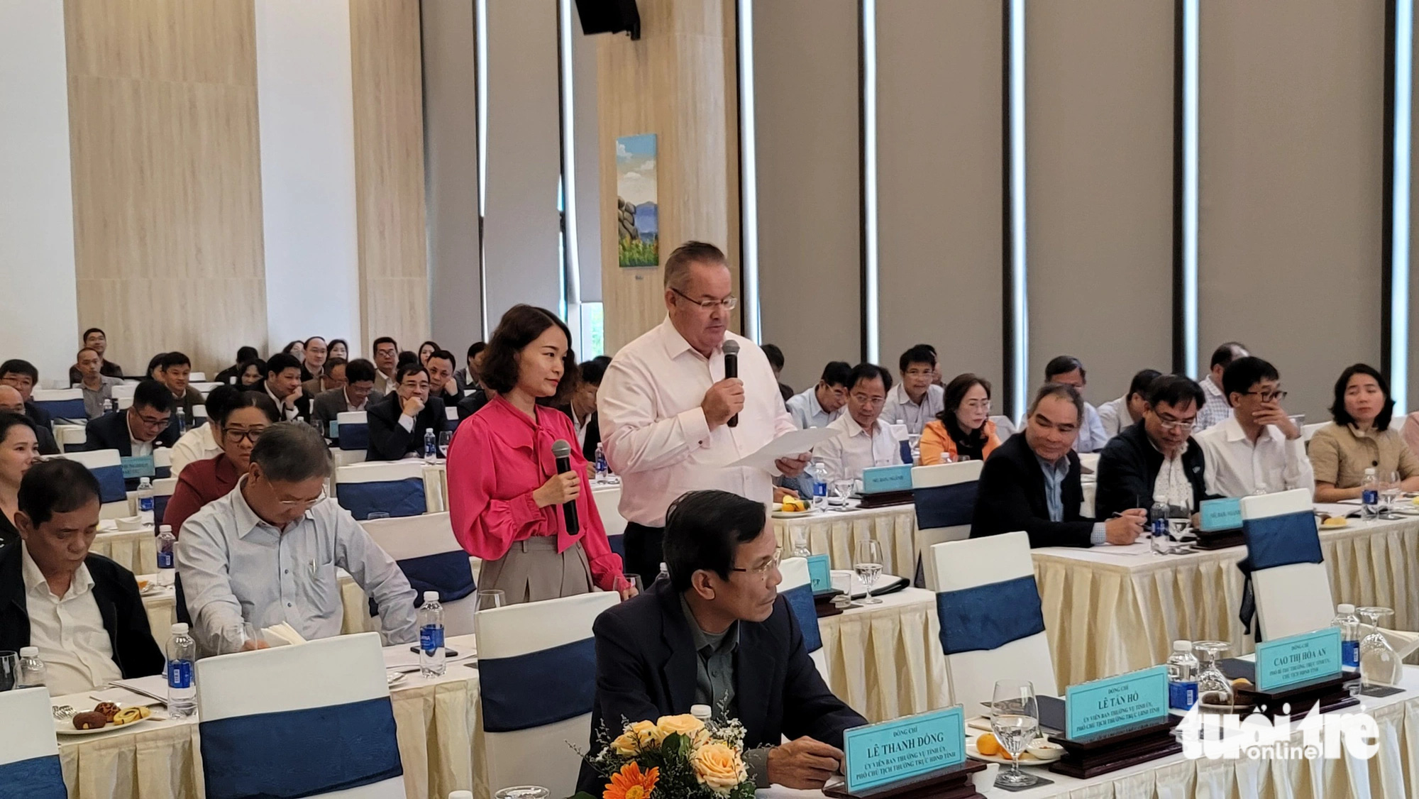 Đại diện Zannier Hotels Bãi San Hô phát biểu tại buổi đối thoại với UBND tỉnh Phú Yên - Ảnh: NGUYỄN HOÀNG Đại diện Zannier Hotels Bãi San Hô nêu ý kiến về tình trạng rác thải trên biển gây ảnh hưởng đến du khách - Ảnh: NGUYỄN HOÀNG