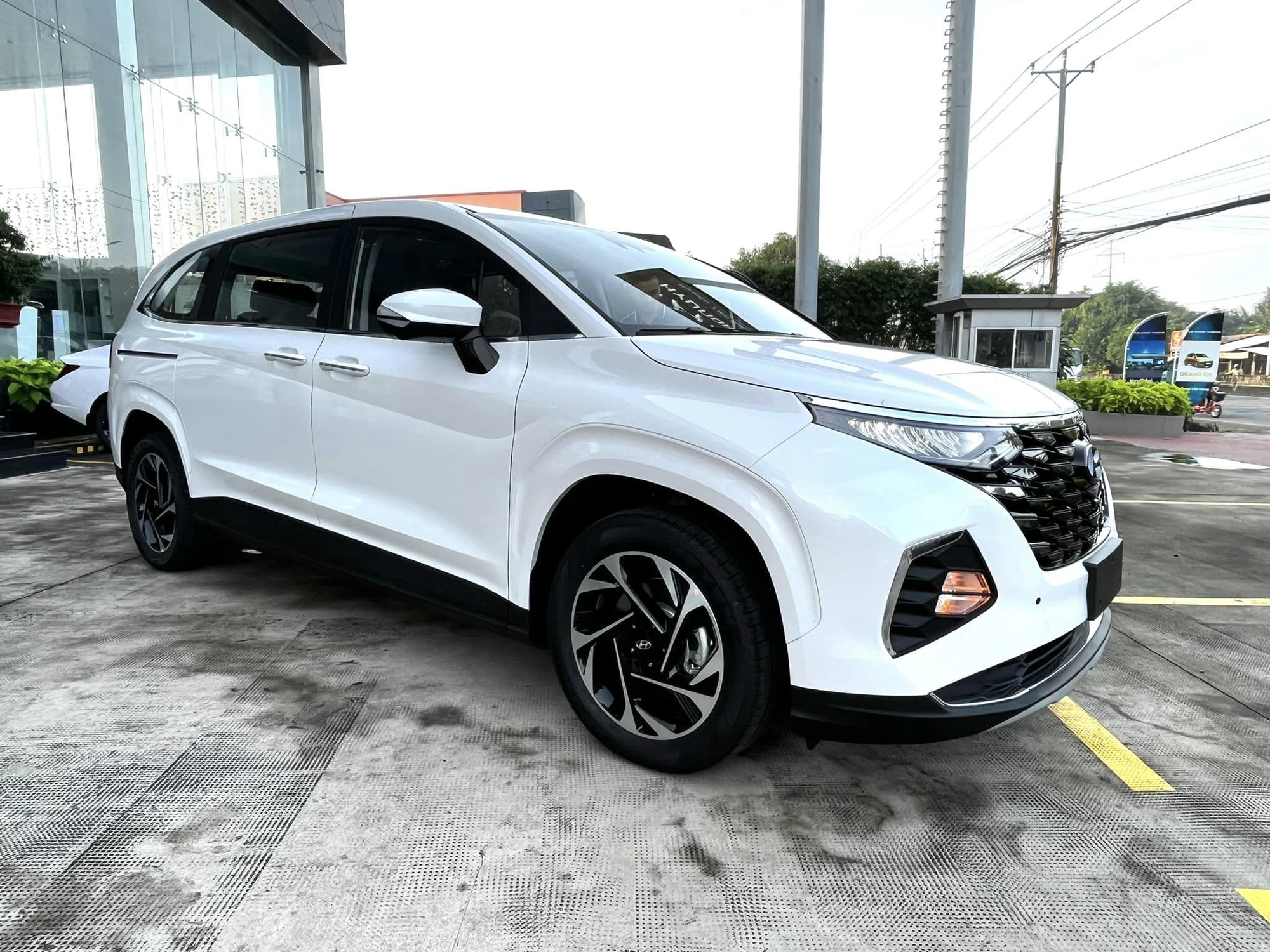Hyundai Custin là mẫu minivan rẻ nhất thị trường Việt Nam hiện nay, chỉ từ 850 triệu đồng. Xe có kích thước tương đương với Carnival. Một số trang bị tiện nghi nổi bật gồm 2 ghế cơ trưởng, ghế chỉnh điện, nhớ vị trí, làm mát và sưởi, màn hình cảm ứng 10 inch, điều hòa tự động, phanh đỗ điện tử, 2 cửa sổ trời. Trang bị an toàn đáng chú ý có gói Smart Sense. Động cơ xăng 1.5L và 2.0L, kết hợp số 8 cấp - Ảnh: Đại lý Hyundai/Facebook
