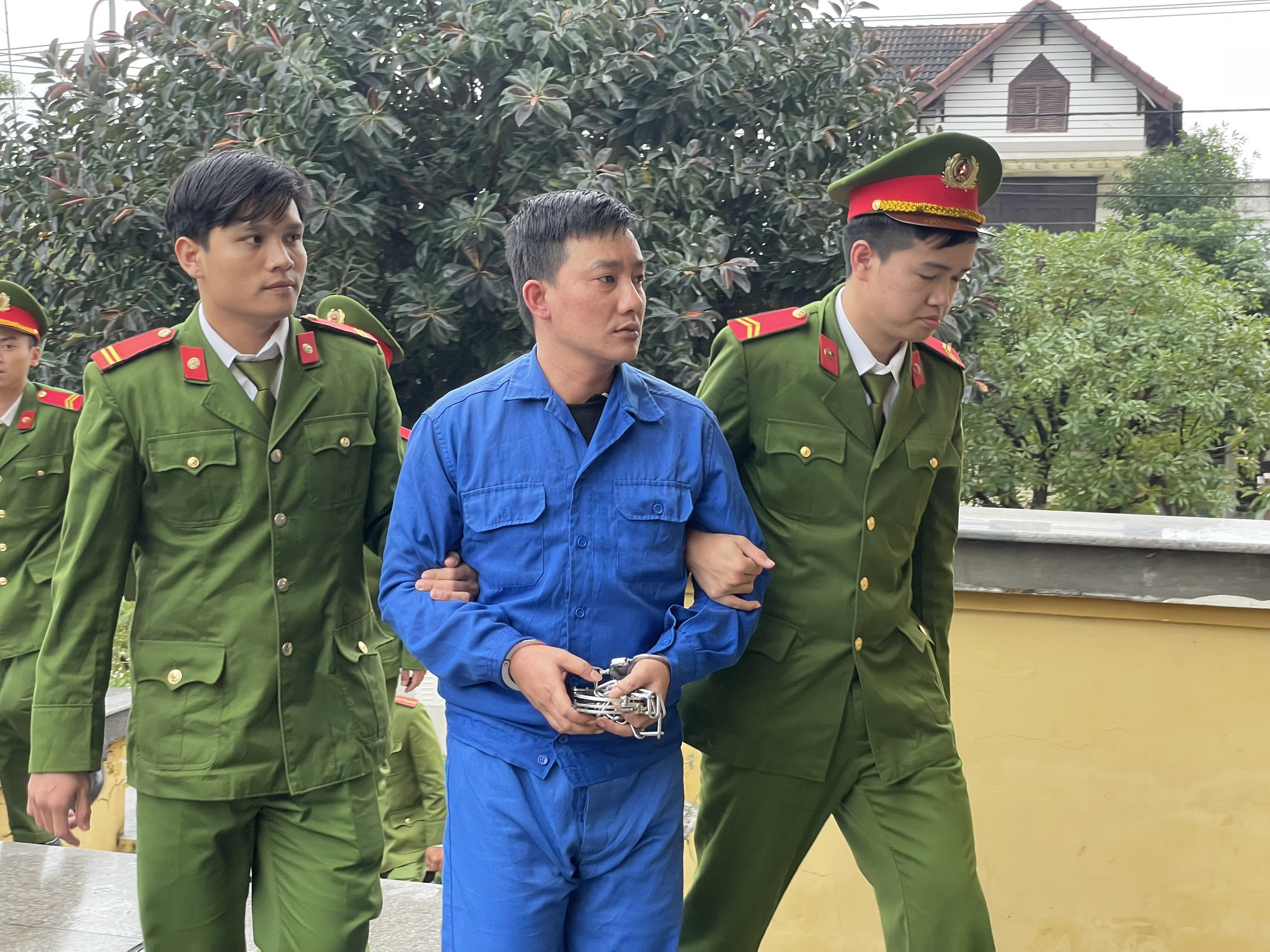 Nhân viên ngân hàng làm giả hồ sơ chiếm 16,22 tỉ, hàng trăm người dân bị giam sổ đỏ- Ảnh 1. Hoàng bị dẫn giải khỏi tòa - Ảnh: HOÀNG TÁO