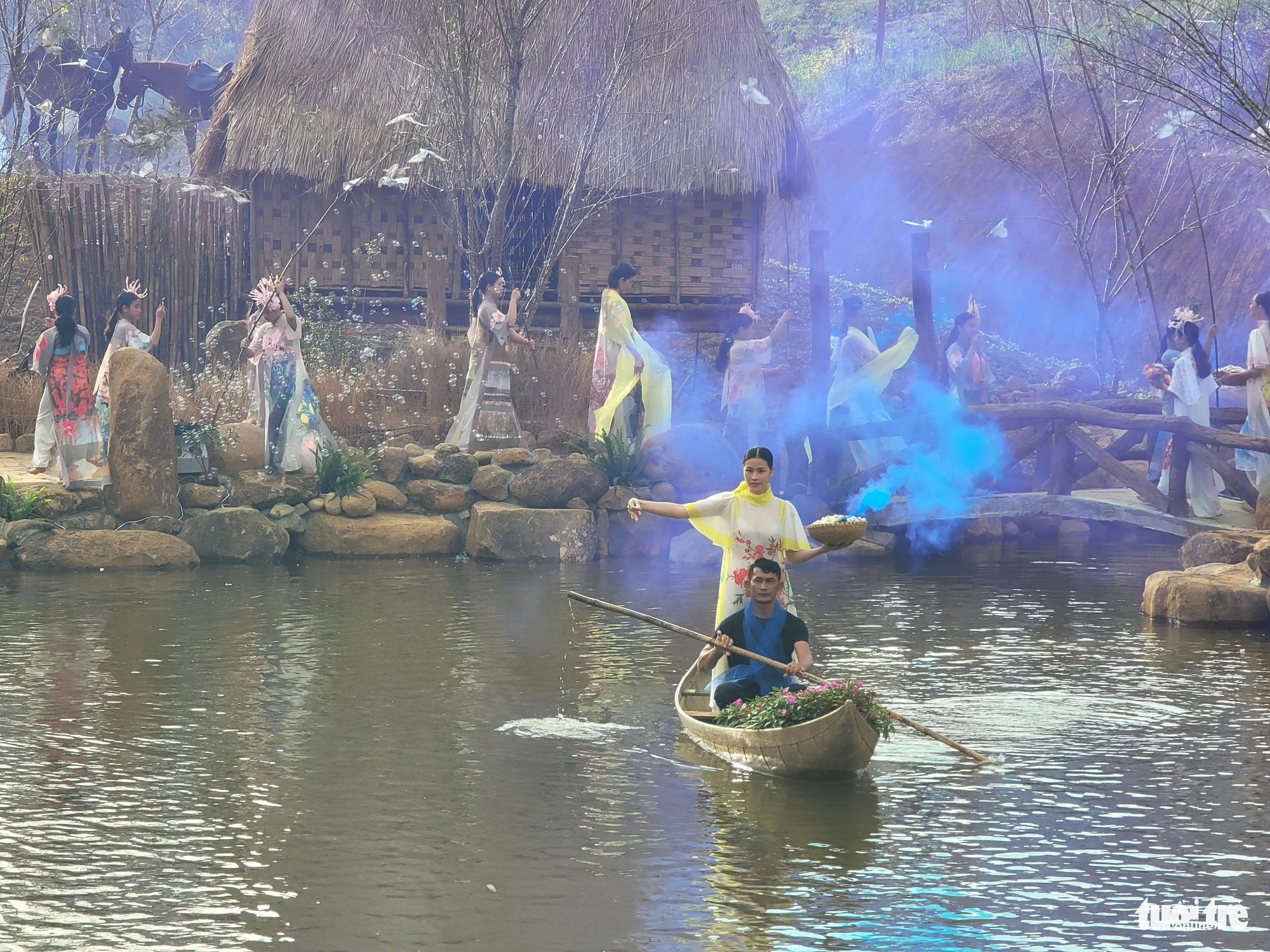 Có gì ở 'Măng Đen - Thiên đường hồng' mà cả ngàn du khách về thăm?- Ảnh 2. Chương trình nghệ thuật "Măng Đen - Thiên đường hồng" là một trong chuỗi sự kiện chào đón năm mới do UBND huyện Kon Plông tổ chức - Ảnh TRẦN HƯỚNG