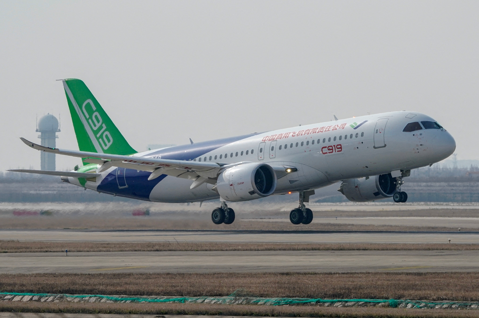 Mẫu C919 thứ 3 đang cất cánh trong chuyến bay thử nghiệm đầu tiên tại sân bay quốc tế Phố Đông Thượng Hải, Trung Quốc vào ngày 28-12-2018 - Ảnh: REUTERS Mẫu C919 thứ 3 đang cất cánh trong chuyến bay thử nghiệm đầu tiên tại sân bay quốc tế Phố Đông Thượng Hải, Trung Quốc vào ngày 28-12-2018 - Ảnh: REUTERS