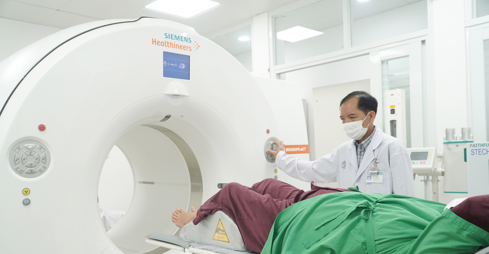 Máy PET/CT có ở phía Nam, sao người bệnh vẫn phải ra Hà Nội? - Ảnh 1.