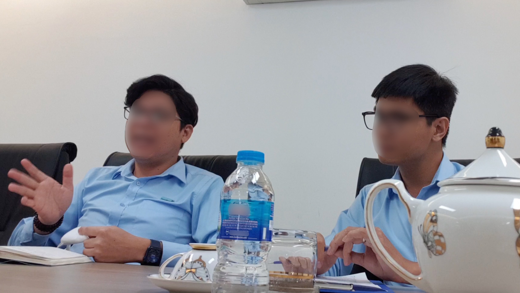 'Ép' người dân mua bảo hiểm: Không mua bảo hiểm, chấm dứt khoản vay - Ảnh 4. Sau khi khách hàng tố bị giả chữ ký, ông Sang (trái) - phó giám đốc Vietinbank chi nhánh Đồng Nai - nói đã làm việc “rất gay gắt” với Manulife - Ảnh: B.M.