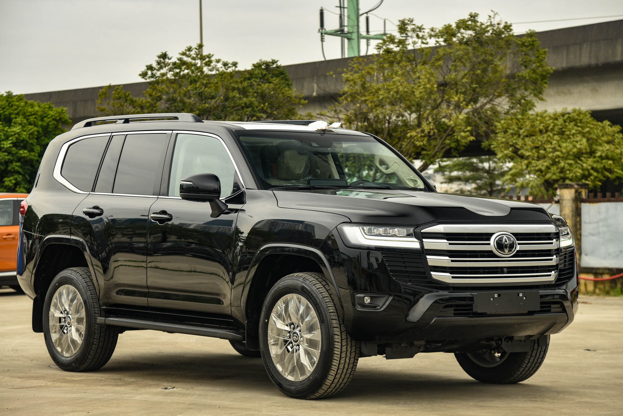 Chi tiết Toyota Land Cruiser 2023 tại Việt Nam: Ít thay đổi, tiền lạc giảm tại đại lý - Ảnh 1. Chi tiết Toyota Land Cruiser 2023 tại Việt Nam: Ít thay đổi, tiền lạc giảm tại đại lý - Ảnh 1.