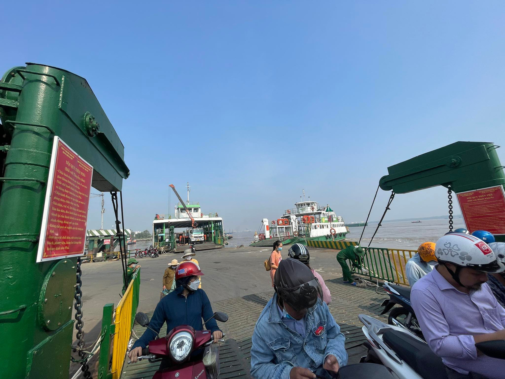 Người dân qua phà Bình Khánh nối huyện Nhà Bè cũ và huyện Cần Giờ cũ, TP.HCM - Ảnh: LÊ PHANNgười dân qua phà Bình Khánh nối huyện Nhà Bè cũ và huyện Cần Giờ cũ, TP.HCM - Ảnh: LÊ PHAN