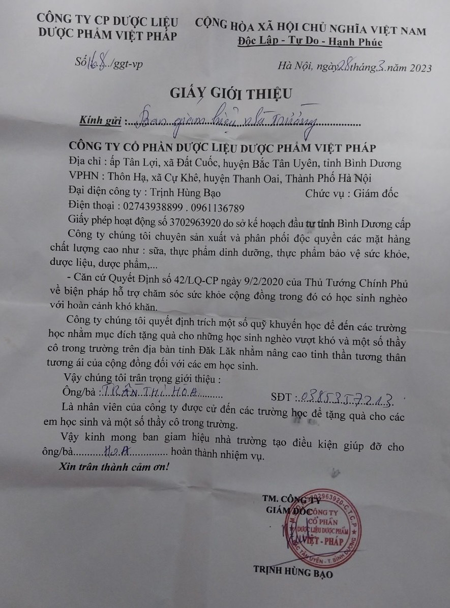 Mượn cớ vào trường tặng quà để bán thực phẩm chức năng lạ - Ảnh 3. Mượn cớ vào trường tặng quà để bán thực phẩm chức năng lạ - Ảnh 3.