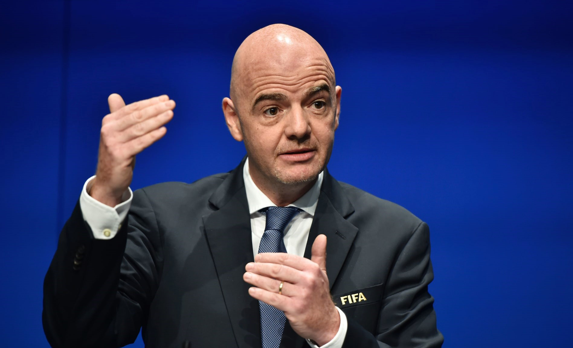 Chủ tịch FIFA Infantino nhận 'đòn đánh chí mạng' từ báo Anh - Ảnh 1.