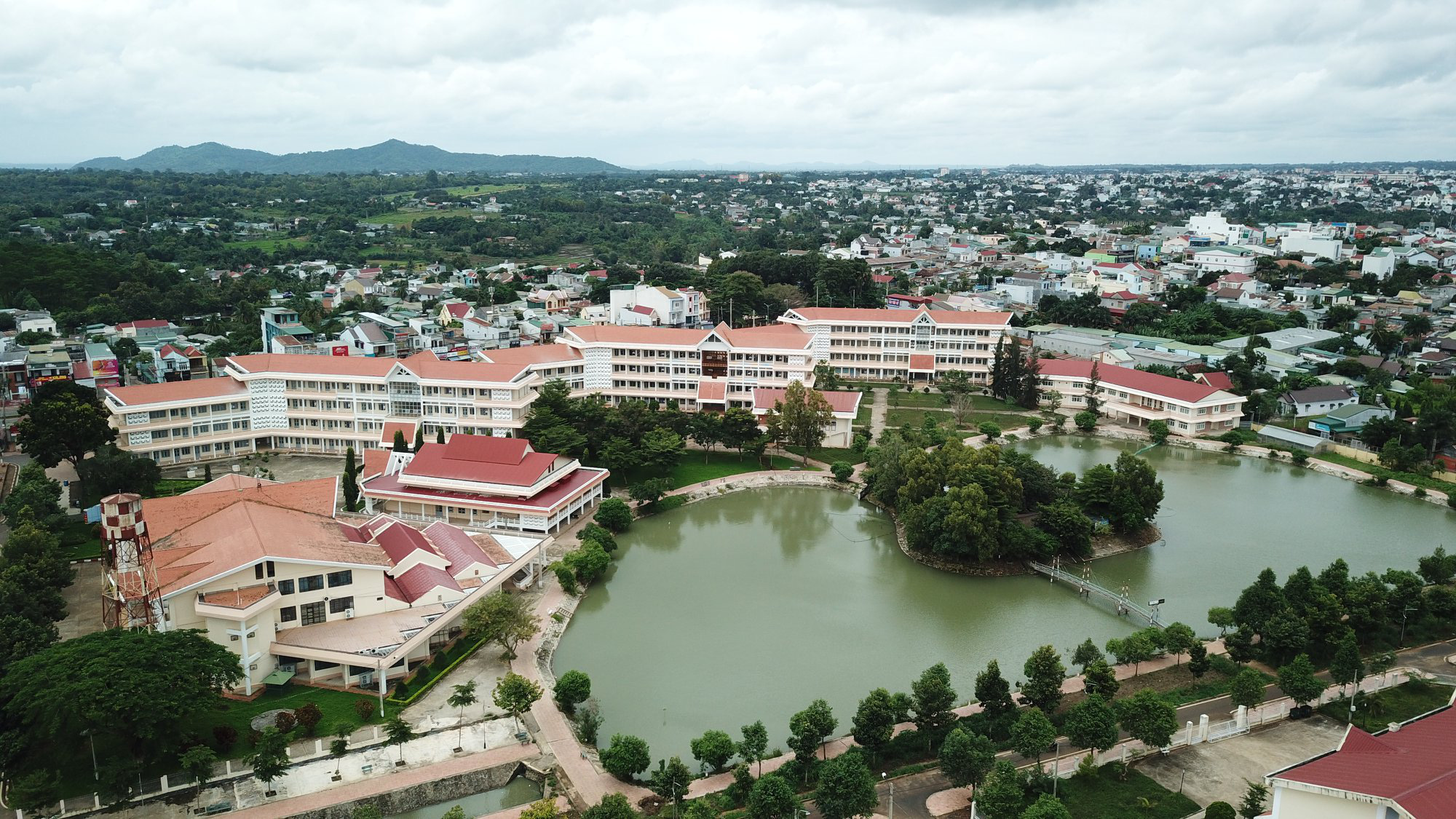 Trường ĐH Tây Nguyên đề xuất xây dựng nhiều trường đại học thành viên - Ảnh 1. Một góc khuôn viên Trường đại học Tây Nguyên. Lãnh đạo nhà trường muốn mở nhiều trường đại học thành viên trực thuộc.