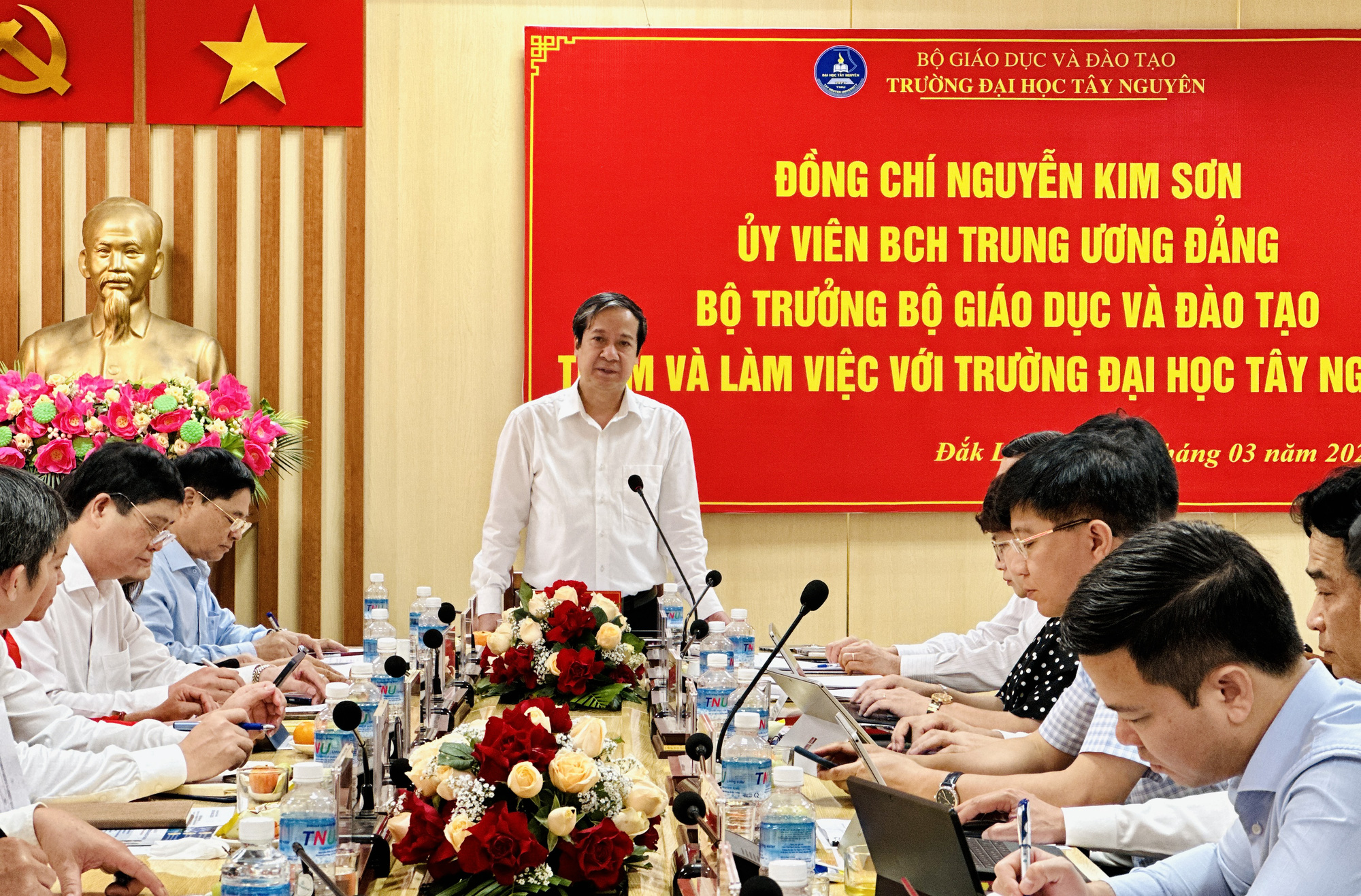 Trường ĐH Tây Nguyên đề xuất xây dựng nhiều trường đại học thành viên - Ảnh 4. Bộ trưởng Nguyễn Kim Sơn ủng hộ về việc thành lập nhiều trường đại học thành viên trong trường, nhưng yêu cầu việc xác định chiến lược đào tạo mới quan trọng.