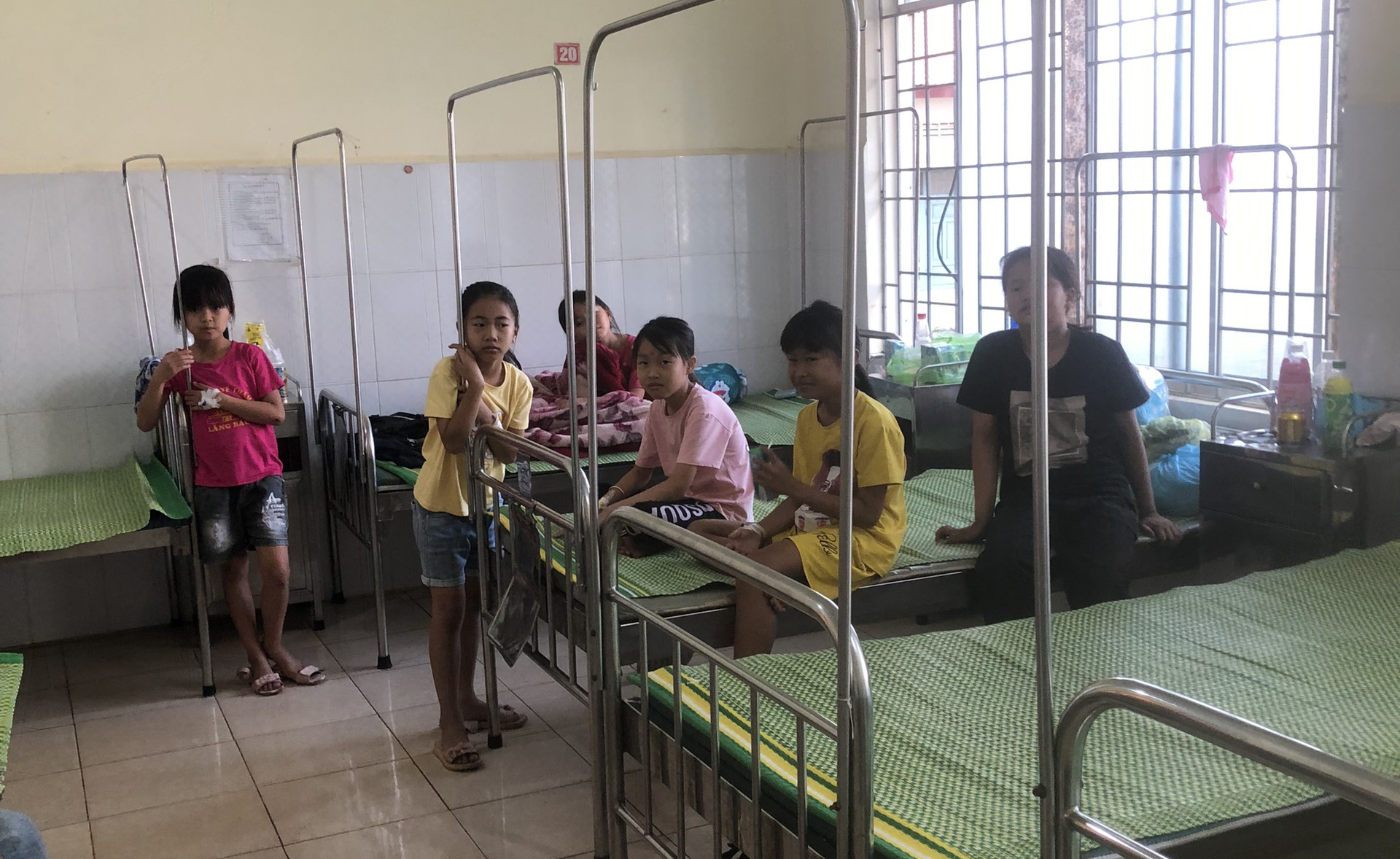 Tạm giữ hành chính 4 người lạ vào trường buộc học sinh thổi bóng bay gây ngộ độc - Ảnh 3. Tạm giữ hành chính 4 người lạ vào trường buộc học sinh thổi bóng bay gây ngộ độc - Ảnh 3.