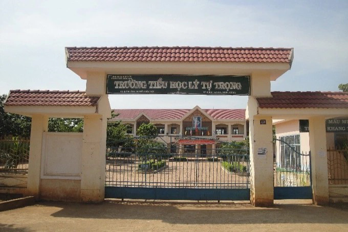 Tạm giữ hành chính 4 người lạ vào trường buộc học sinh thổi bóng bay gây ngộ độc - Ảnh 1. Tạm giữ hành chính 4 người lạ vào trường buộc học sinh thổi bóng bay gây ngộ độc - Ảnh 1.