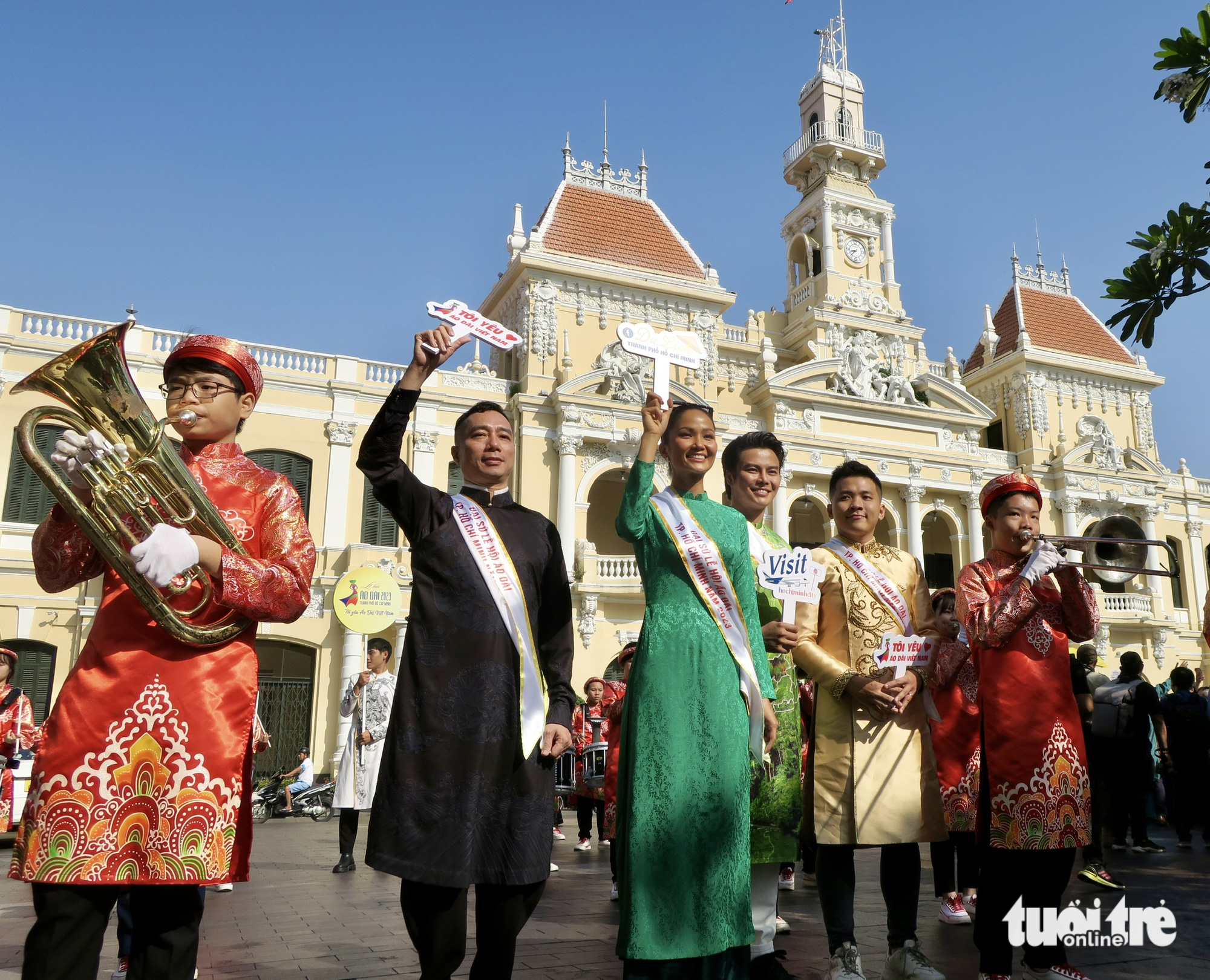 3.000 văn nghệ sĩ và người dân diễu hành áo dài - Ảnh 6. 3.000 văn nghệ sĩ và người dân diễu hành áo dài - Ảnh 6.