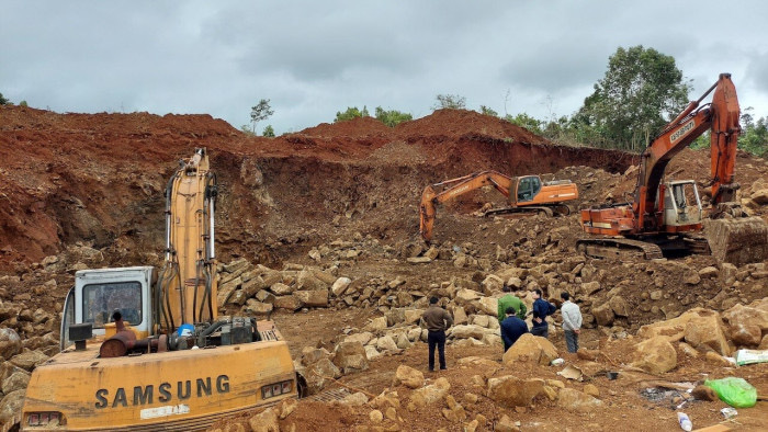 Khai thác đá lậu ở Đắk Nông: xử chỗ này chạy qua chỗ khác phá tiếp - Ảnh 1. Khai thác đá lậu ở Đắk Nông: xử chỗ này chạy qua chỗ khác phá tiếp - Ảnh 1.