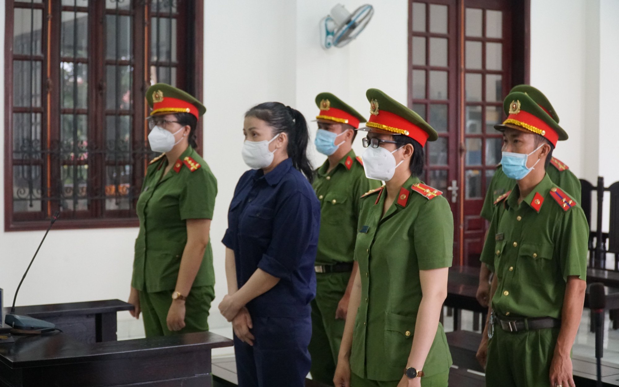 Mạo danh phóng viên xin tiền làm kỷ niệm 30 năm thành lập ngành?- Ảnh 1. Mạo danh phóng viên lừa 300 triệu đồng, YouTuber 'Bích Thủy TV' lãnh 8 năm tù