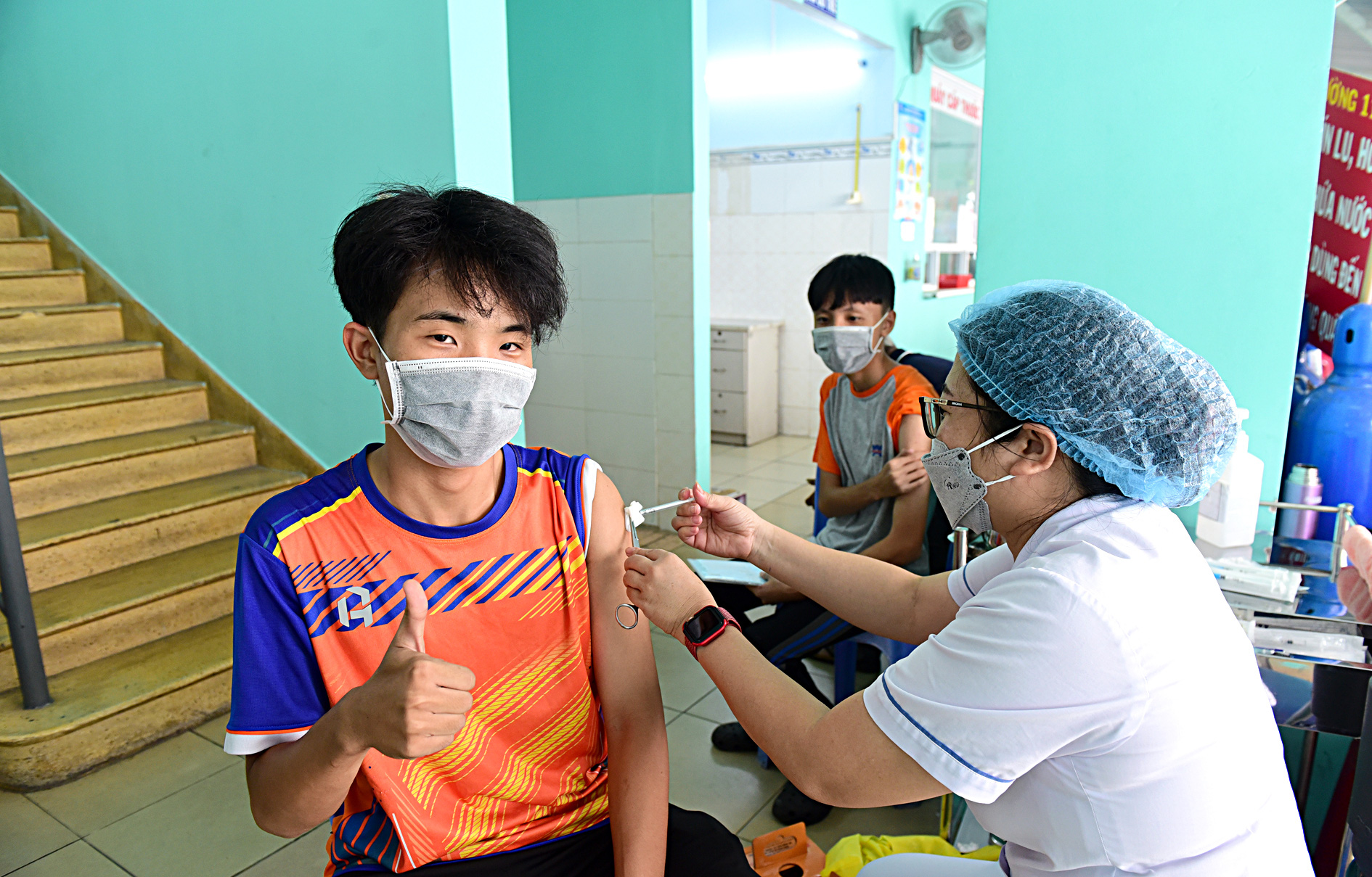 Nguyễn Minh Thuận (19 tuổi) vui vẻ đi tiêm vắc xin ngừa COVID-19 mũi 4. Bạn cho biết việc đi tiêm vắc xin lần này là hoàn toàn tự nguyện - Ảnh: DUYÊN PHAN Omicron