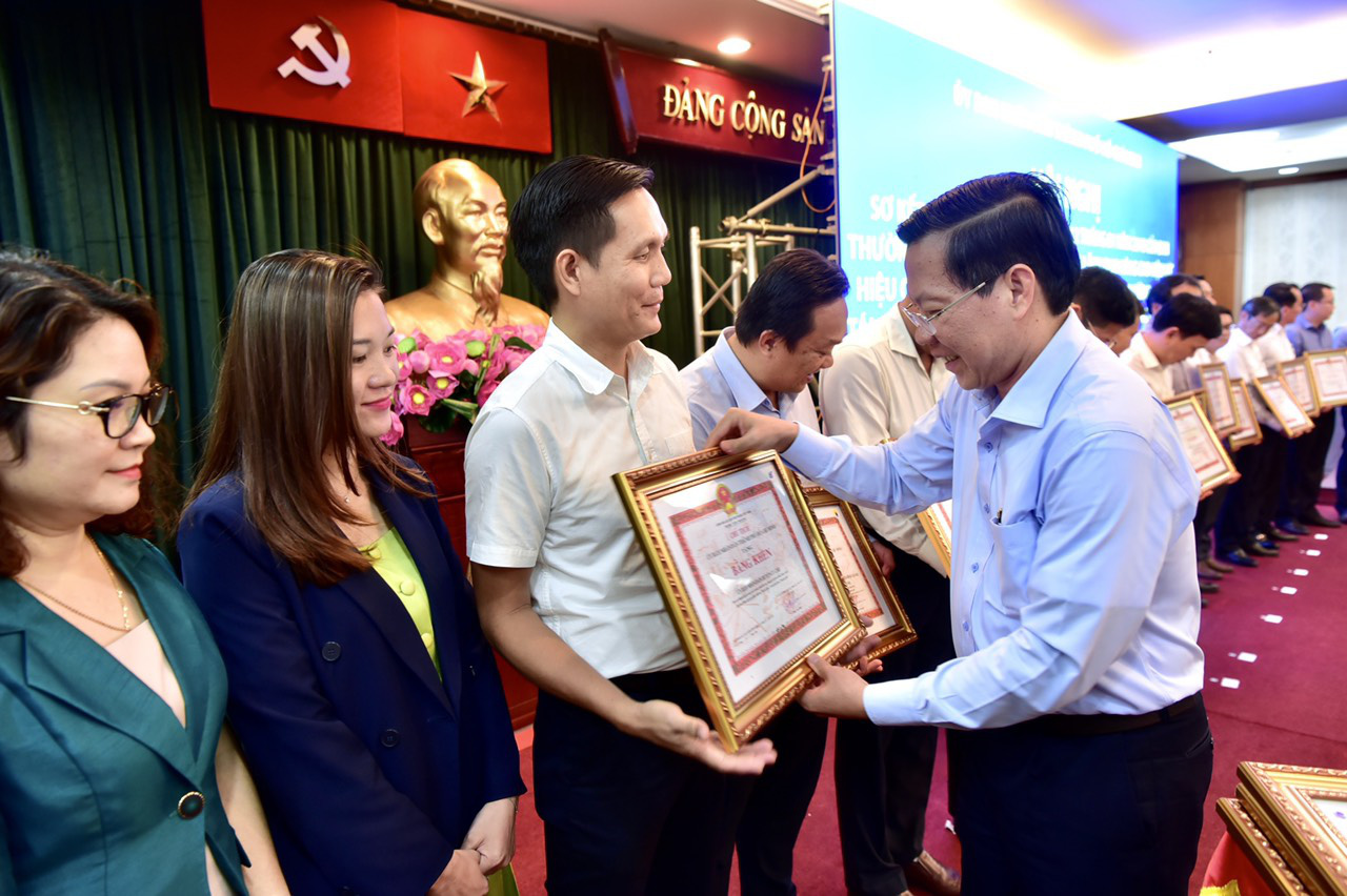 Tập thể và hai cá nhân báo Tuổi Trẻ nhận bằng khen của UBND TP.HCM về vành đai 3 TP.HCM - Ảnh 1. Tập thể và hai cá nhân báo Tuổi Trẻ nhận bằng khen của UBND TP.HCM về vành đai 3 TP.HCM - Ảnh 1.