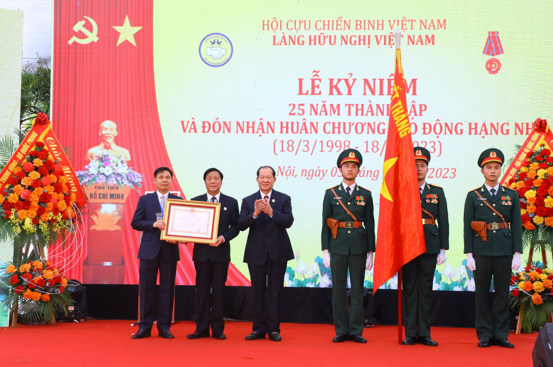 Làng Hữu nghị Việt Nam nhận Huân chương Lao động hạng nhì - Ảnh 2. Làng Hữu nghị Việt Nam nhận Huân chương Lao động hạng nhì - Ảnh 2.