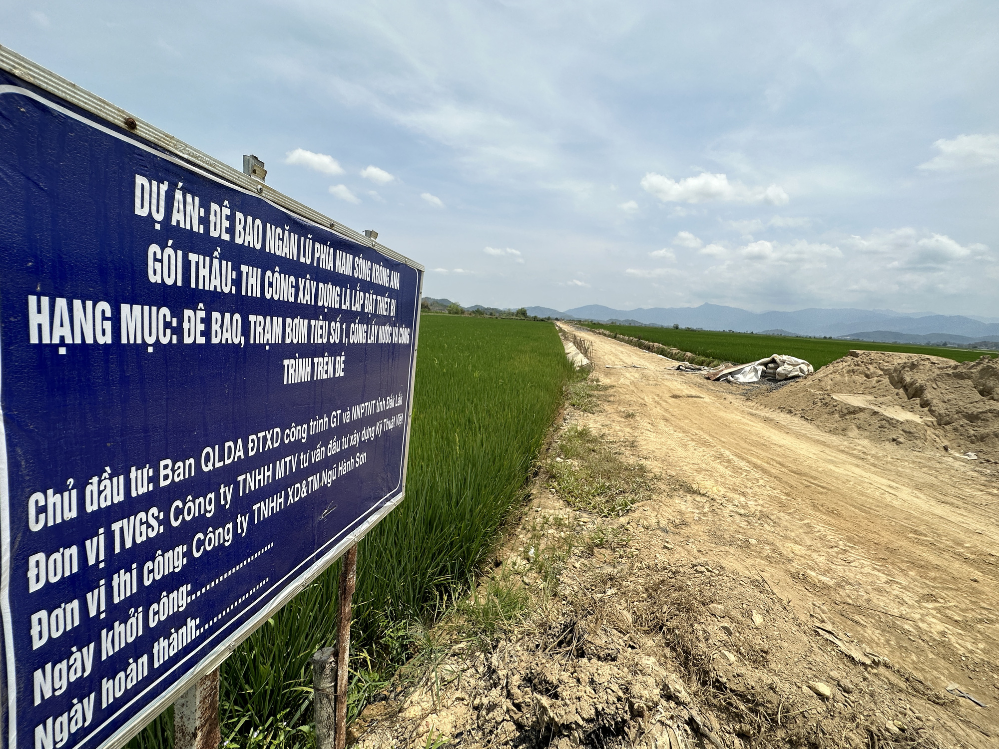 Thiếu đất đắp, đê bao ngăn lũ chậm tiến độ - Ảnh 3. Thiếu đất đắp, đê bao ngăn lũ chậm tiến độ - Ảnh 3.