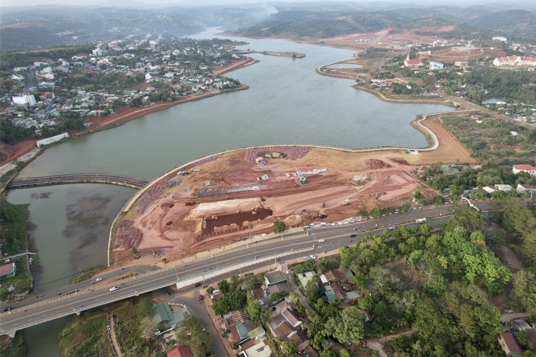Dự án quảng trường trung tâm TP Gia Nghĩa phải hoàn thành trước tháng 4-2024 nhưng nay vẫn thiếu đất đắp đến 280.000m3 - Ảnh: TRUNG TÂN