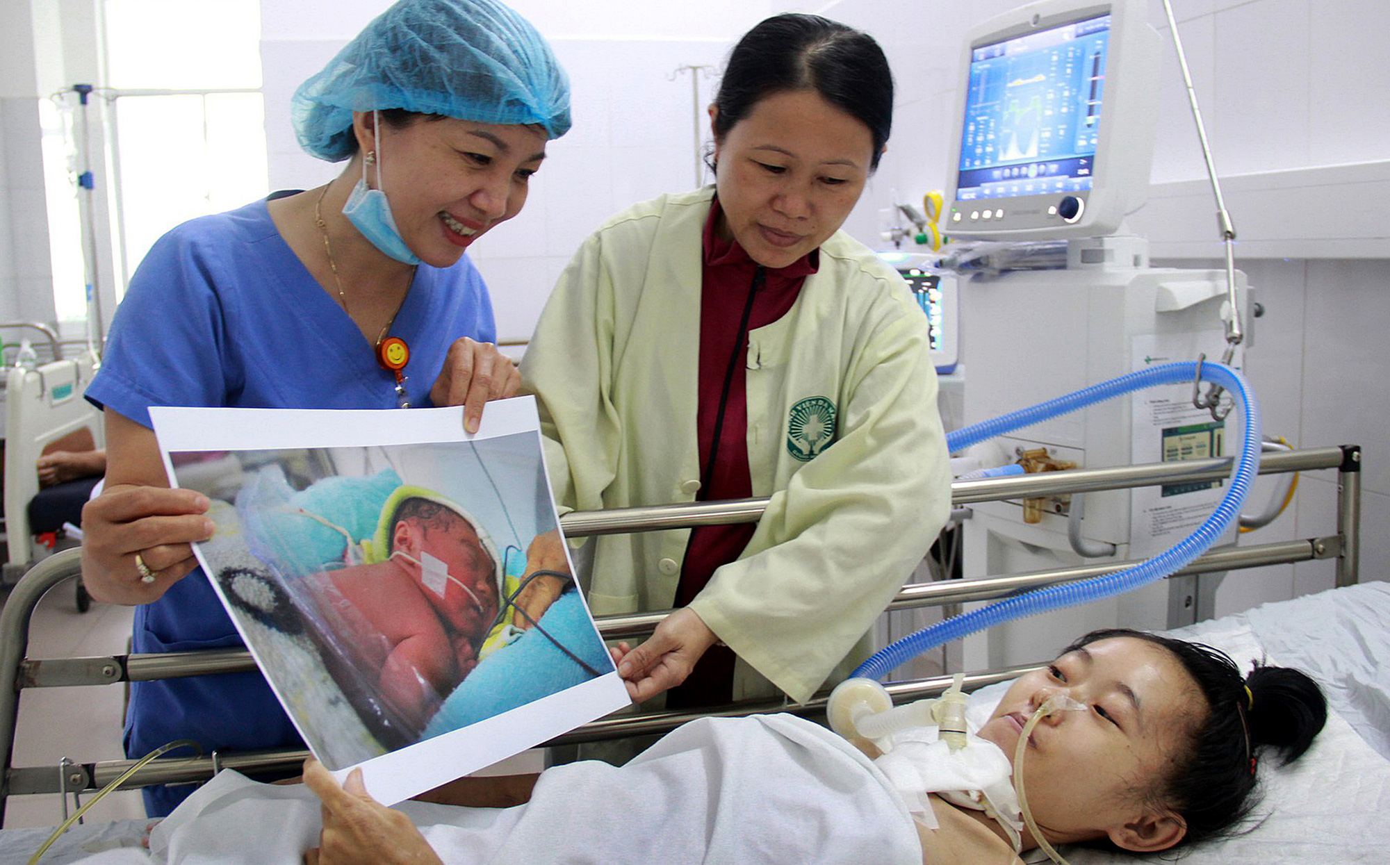 Khoảnh khắc Tú Cẩm nhìn con gái qua ảnh sau khi sinh, tại Bệnh viện Đa khoa Đà Nẵng, vào trưa 16-8-2018 - Ảnh: TRẦN MAI bé Kỳ Tích