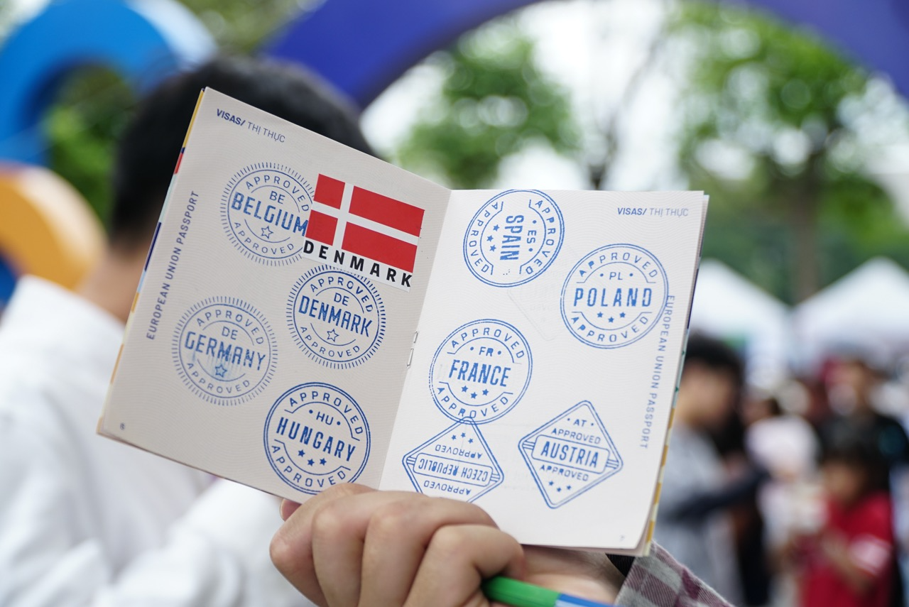Đến phố đi bộ hồ Hoàn Kiếm… lấy visa châu Âu, nghe nhạc ABBA - Ảnh 1. Đến phố đi bộ hồ Hoàn Kiếm… lấy visa châu Âu, nghe nhạc ABBA - Ảnh 1.