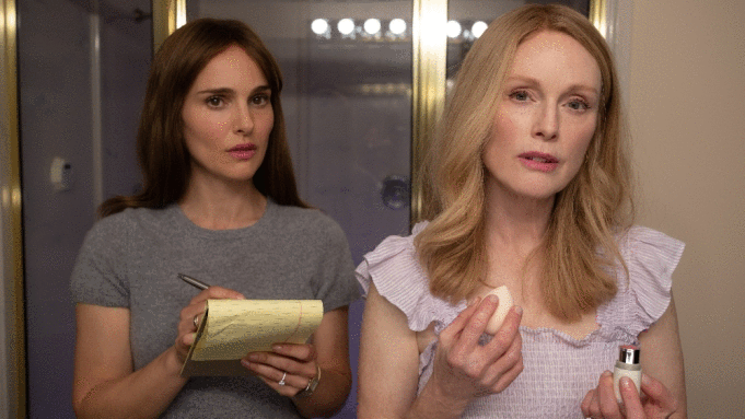 Julianne Moore (phải) & Natalie Portman trong phim May December của Todd Hayes (Mỹ) - Ảnh: Variety