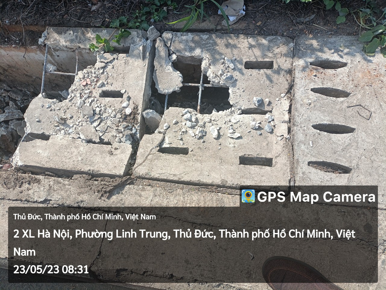 Hàng trăm nắp cống bê tông ở xa lộ Hà Nội bị đập phá lấy thép bán phế liệu - Ảnh 1. Hàng trăm nắp cống bê tông ở xa lộ Hà Nội bị đập phá lấy thép bán phế liệu - Ảnh 1.