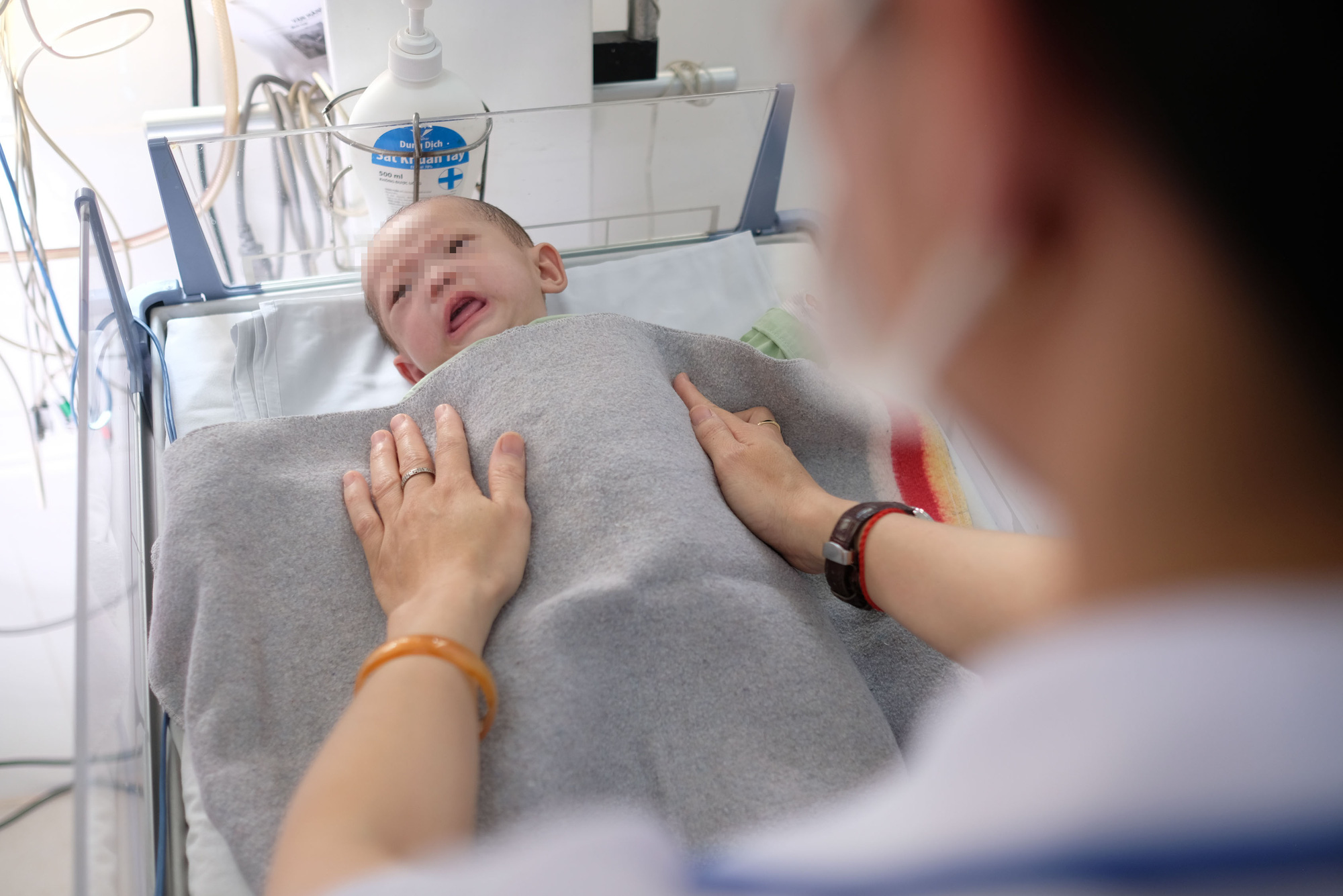 Vụ bé gái 3 tháng tuổi bị người tình của mẹ hành hạ: bé đã hoàn toàn hồi phục - Ảnh 7. Vụ bé gái 3 tháng tuổi bị người tình của mẹ hành hạ: bé đã hoàn toàn hồi phục - Ảnh 7.
