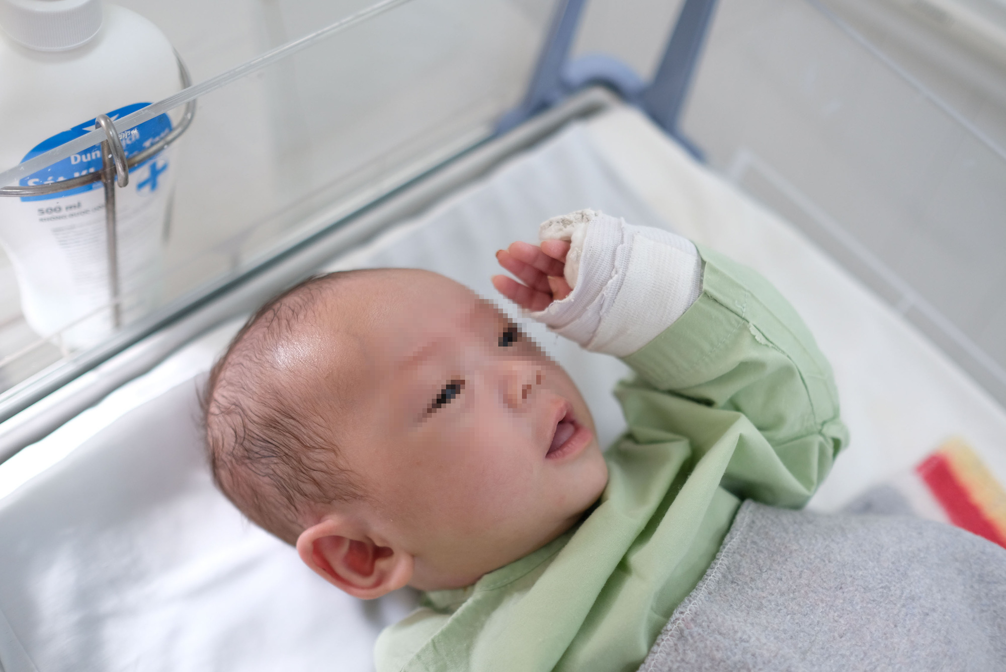Vụ bé gái 3 tháng tuổi bị người tình của mẹ hành hạ: bé đã hoàn toàn hồi phục - Ảnh 1. Vụ bé gái 3 tháng tuổi bị người tình của mẹ hành hạ: bé đã hoàn toàn hồi phục - Ảnh 1.