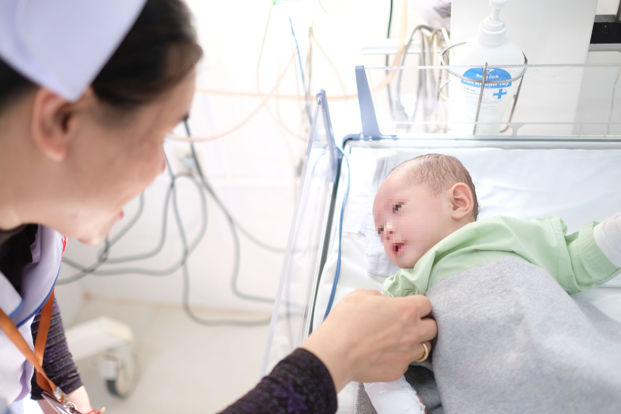 Vụ bé gái 3 tháng tuổi bị người tình của mẹ hành hạ: bé đã hoàn toàn hồi phục - Ảnh 5. Vụ bé gái 3 tháng tuổi bị người tình của mẹ hành hạ: bé đã hoàn toàn hồi phục - Ảnh 5.