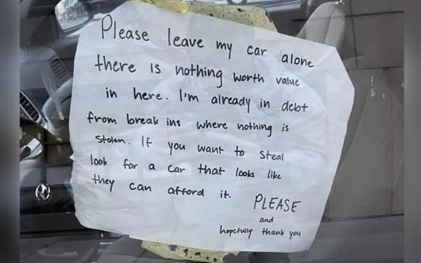 Người đàn ông nằm trên nóc xe chắn mưa đá: 'Thà chịu đau còn hơn tốn cả trăm triệu tiền sửa chữa' - Ảnh 1.