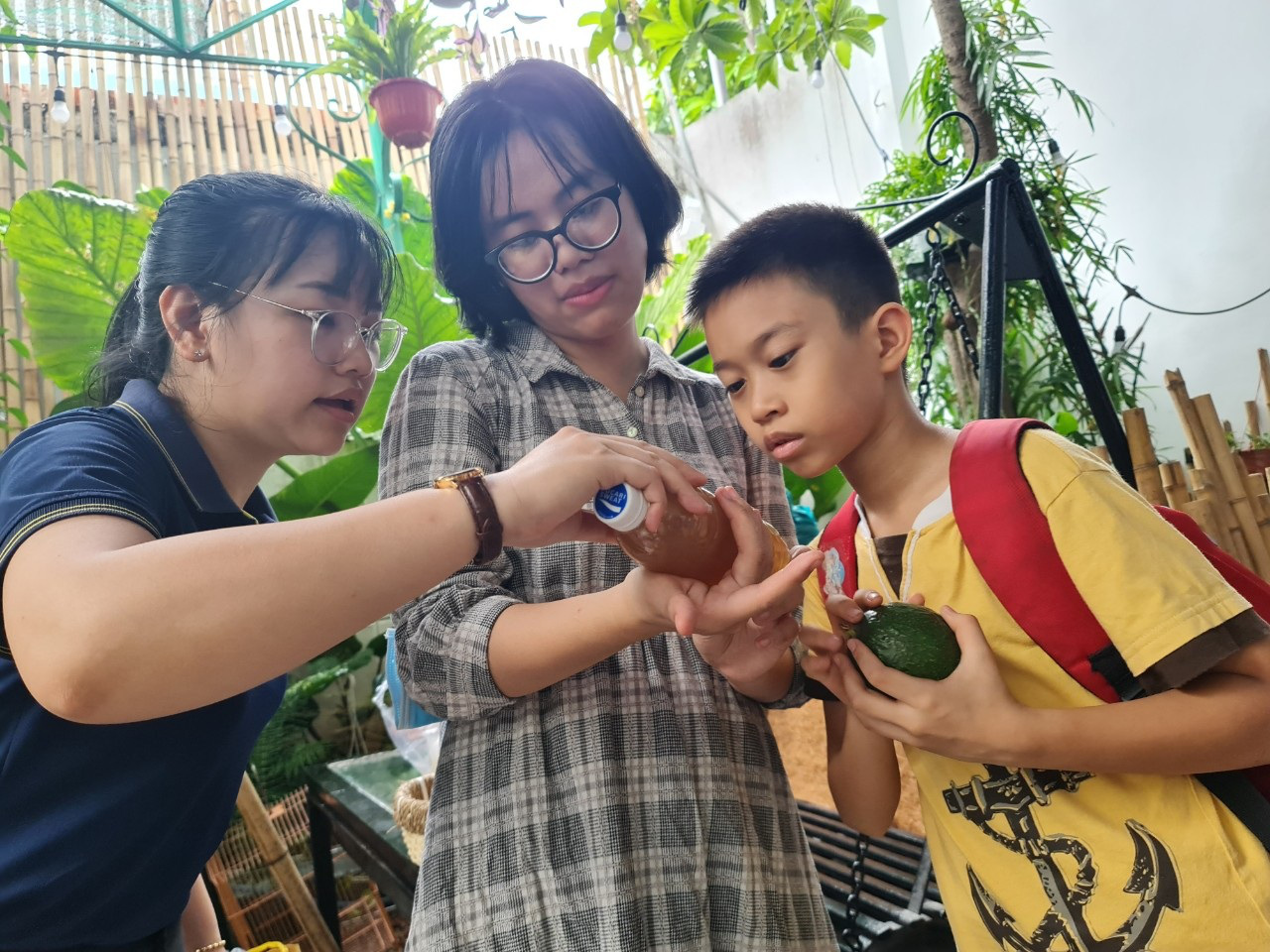 Thời 4.0, áp lực sinh con, chăm và nuôi dạy con được nhiều bố mẹ trẻ giải tỏa bằng cách tìm thông tin trong các hội, nhóm trên mạng - Ảnh: CÔNG TRIỆU học chăm con