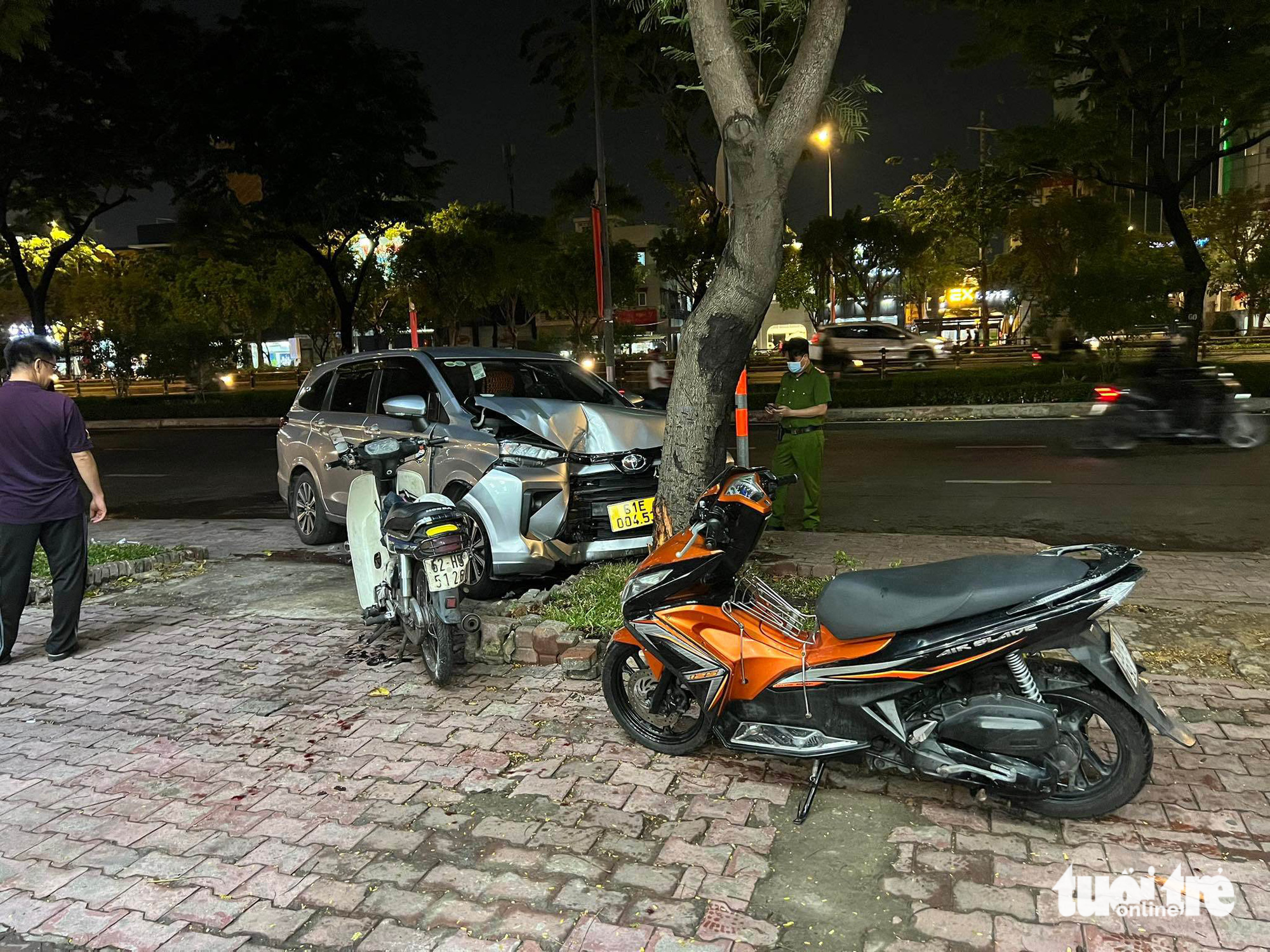 Tài xế taxi công nghệ nghi bị cướp khống chế, tông xe vào gốc cây - Ảnh 1. Tài xế taxi công nghệ nghi bị cướp khống chế, tông xe vào gốc cây - Ảnh 1.