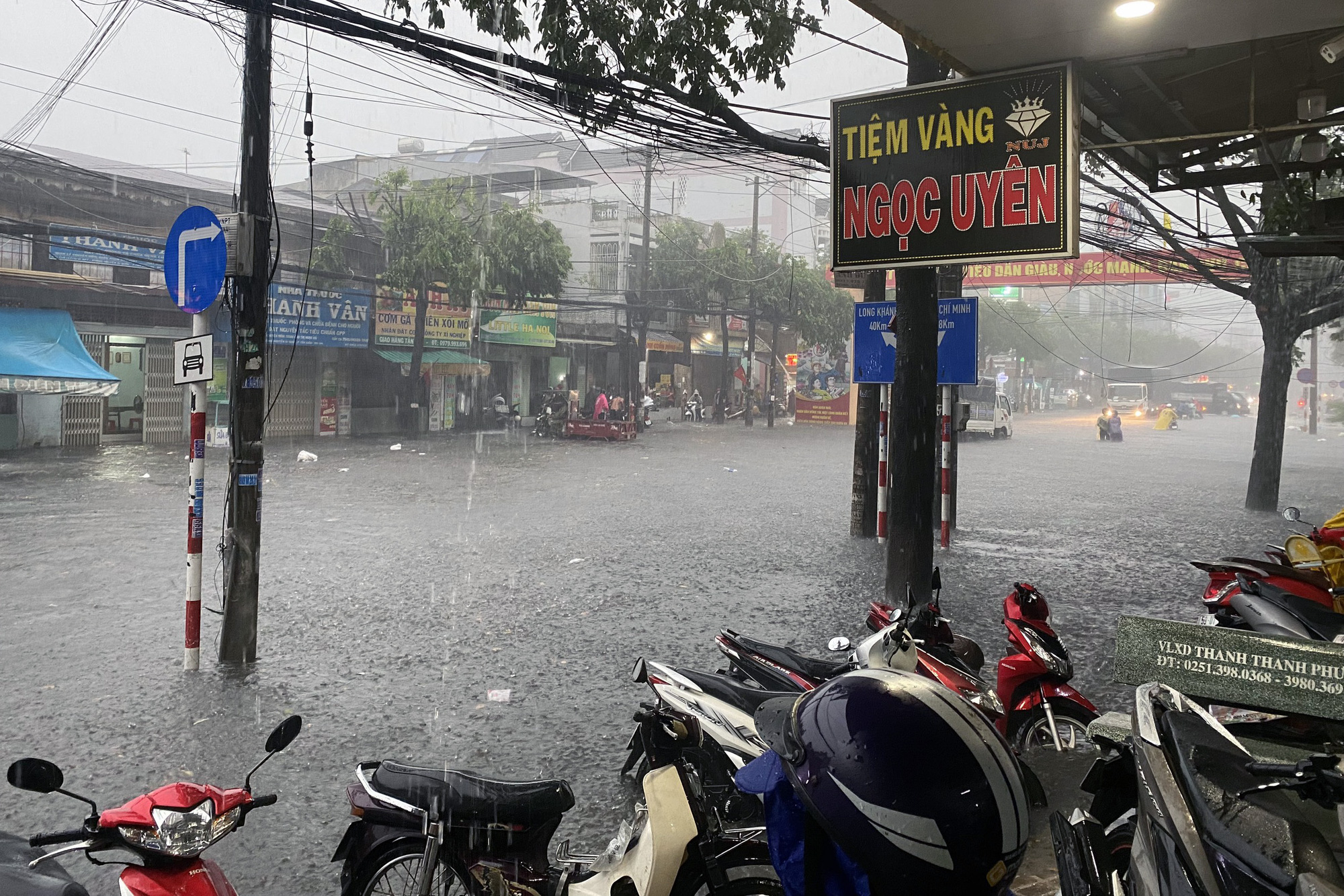 Mưa rất lớn ở Biên Hòa gây ngập, có cả mưa đá - Ảnh 1. Mưa rất lớn ở Biên Hòa gây ngập, có cả mưa đá - Ảnh 1.