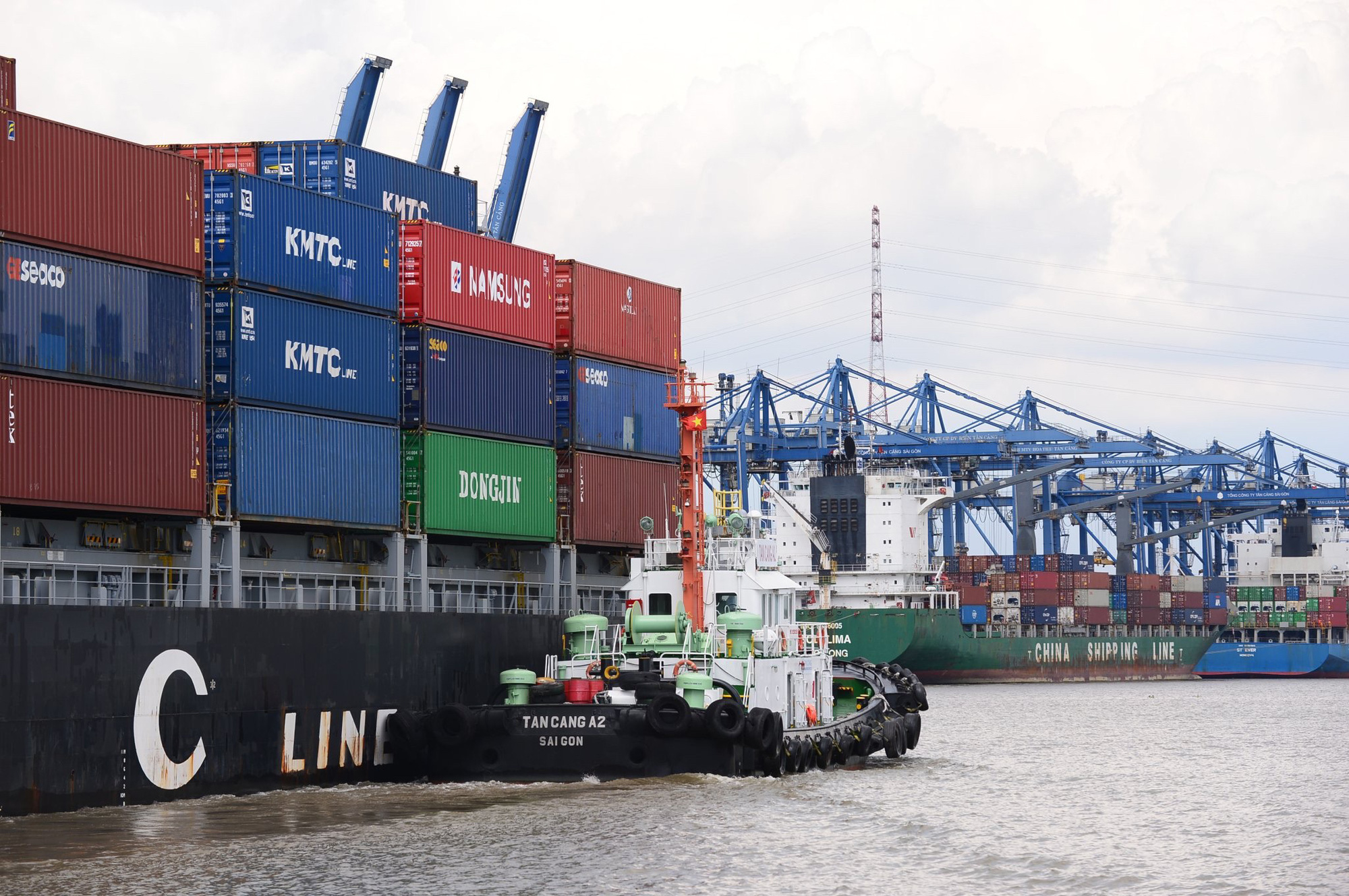 Chiến sự Trung Đông căng thẳng, đường vận chuyển qua Biển Đỏ 'mong manh', thêm phụ phí chiến tranh - Ảnh 1. vận chuyển - Ảnh 1.