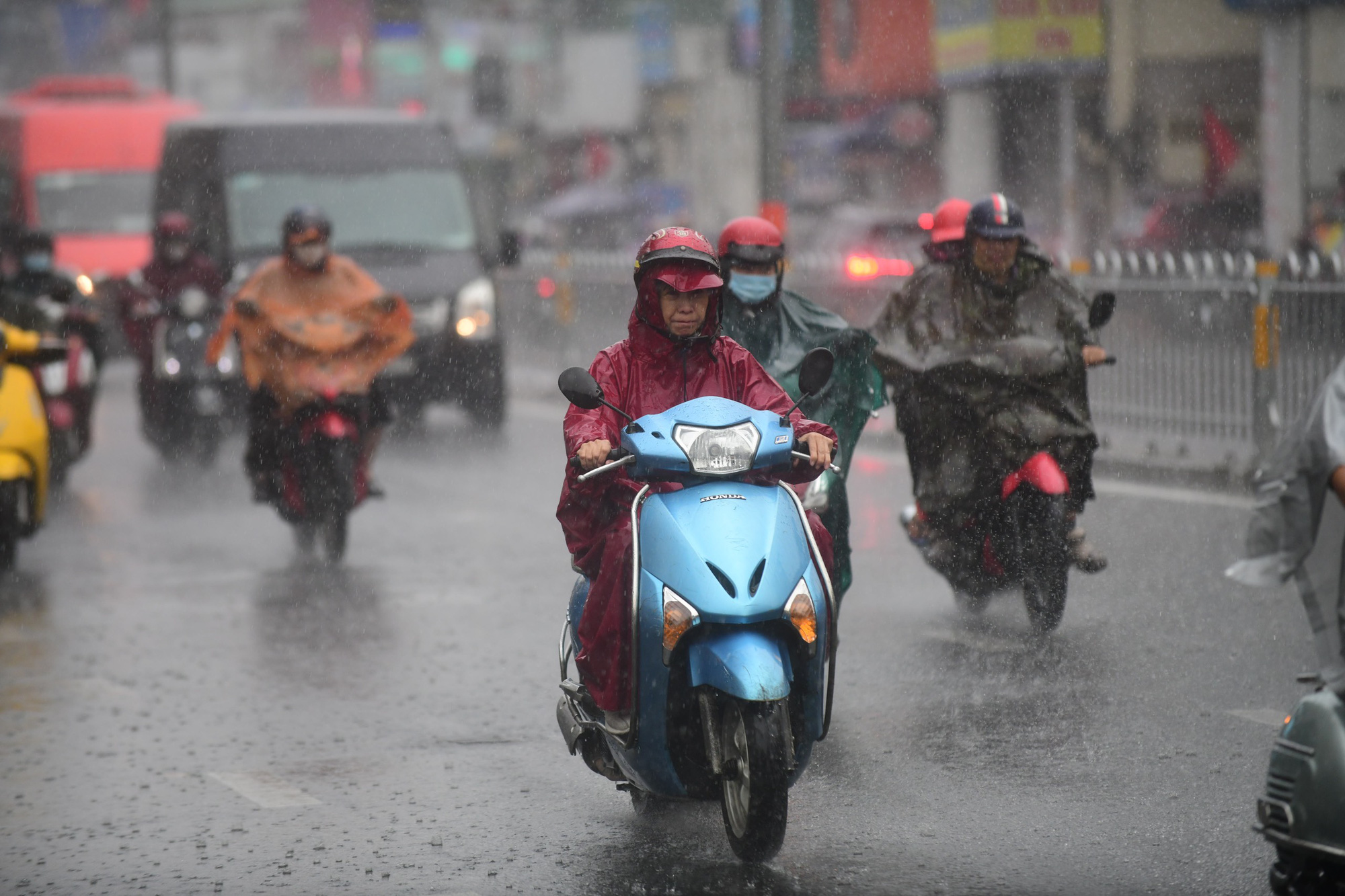 Thời tiết hôm nay 8-5: Trung Bộ nắng cháy da 40 độ C, Nam Bộ ngày nắng, chiều mưa - Ảnh 1. thời tiết - Ảnh 1.
