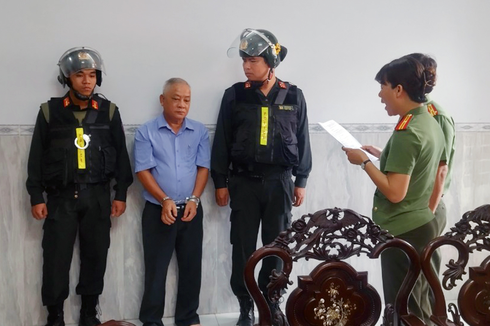 Khám xét nhà riêng nguyên trưởng phòng kiểm sát điều tra án kinh tế chức vụ - Ảnh 1. Khám xét nhà riêng nguyên trưởng phòng kiểm sát điều tra án kinh tế chức vụ - Ảnh 1.